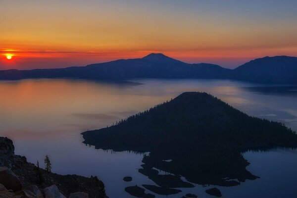 Cráter del lago en Oregon, amanecer