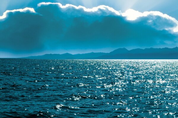 Los rayos del sol que se asoman detrás de las nubes sobre el lago Baikal