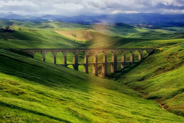 Puente en una ladera verde en Italia