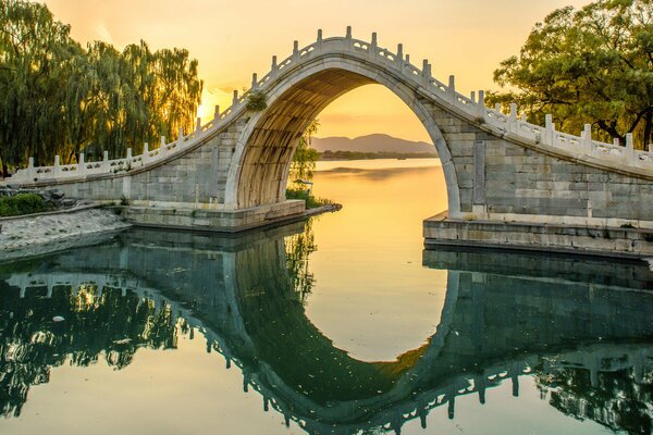 Eine Brücke mit interessantem Bauwerk stand über dem Fluss