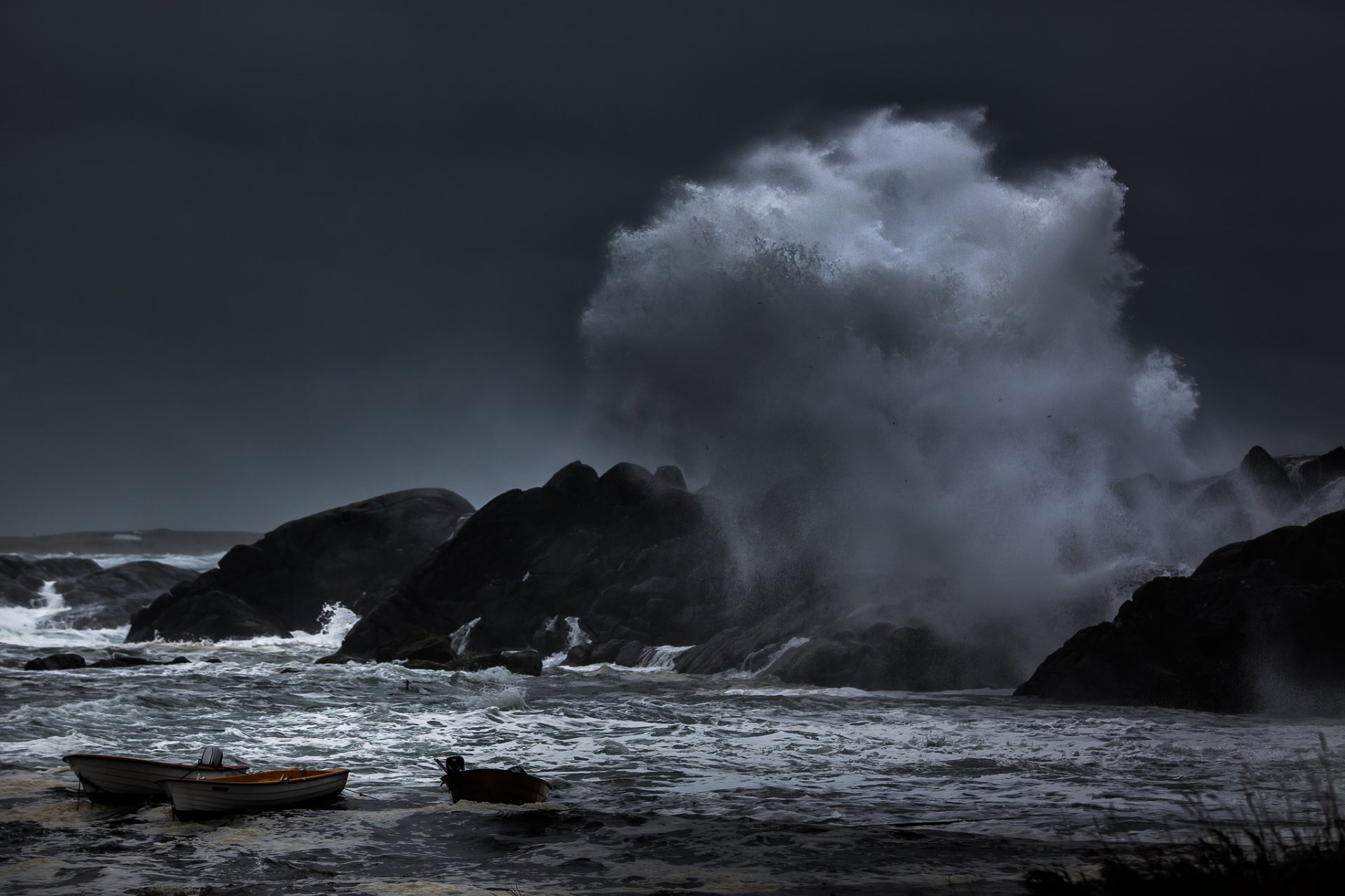 mer roches tempête vagues éclaboussures port bateaux