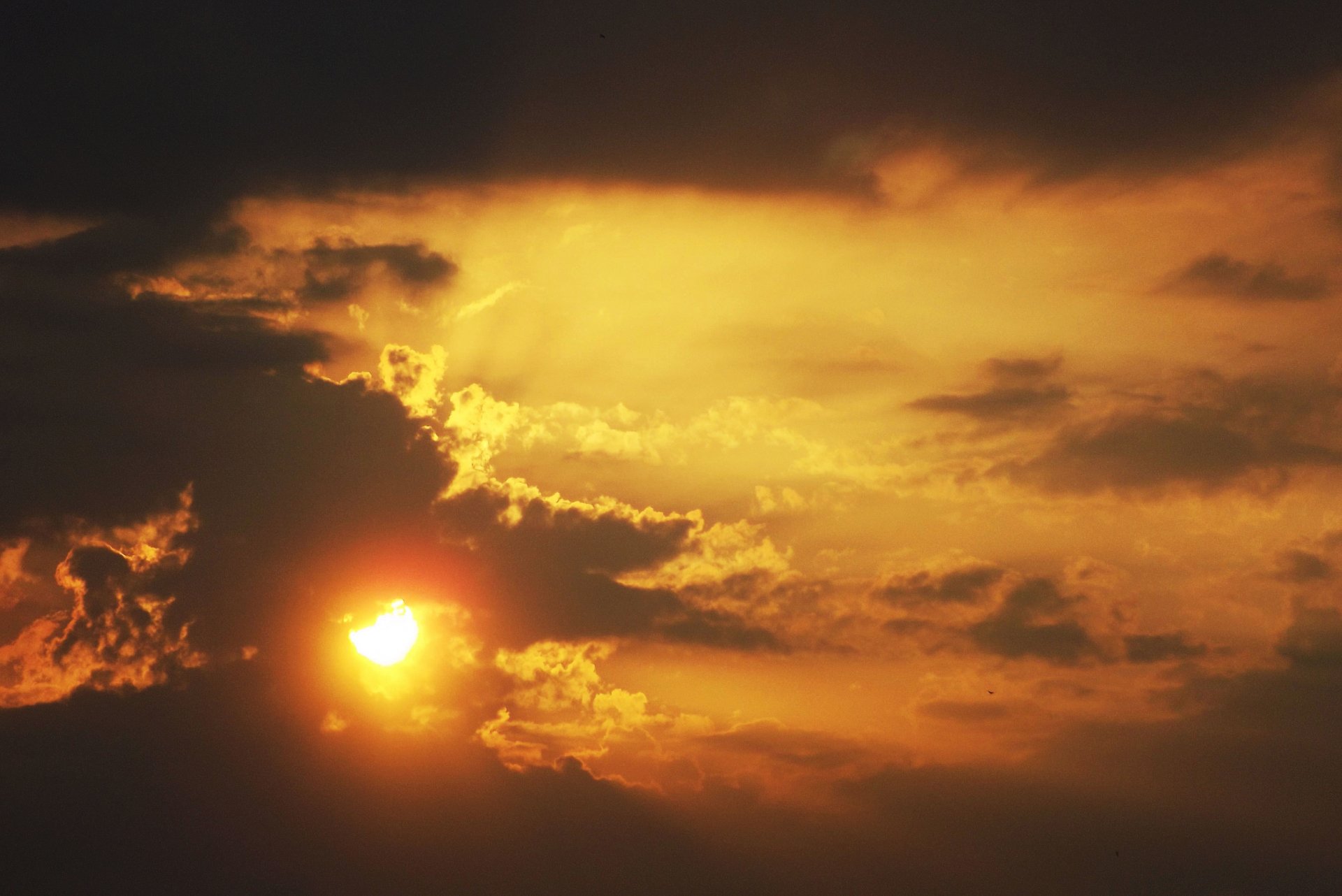 coucher du soleil nuages soleil orange jaune bords ciel rayons lumière beauté nature soir