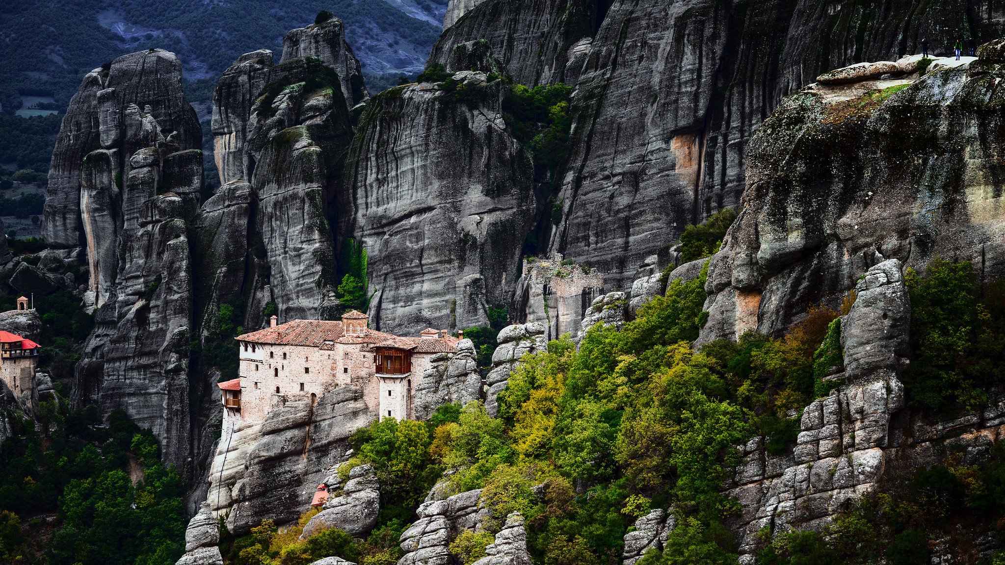 grecia meteoros montañas rocas árboles casa