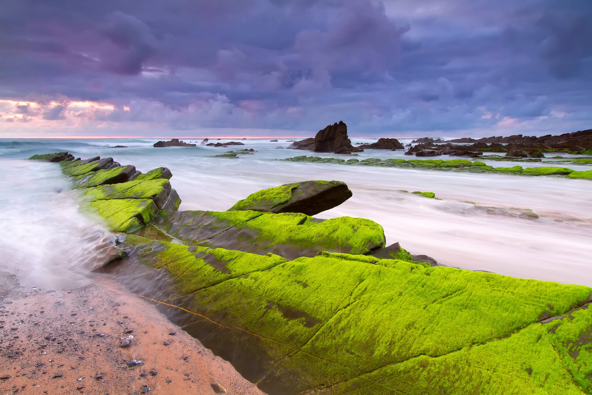 spanien barrica sommer juli abend himmel wolken strand felsen steine