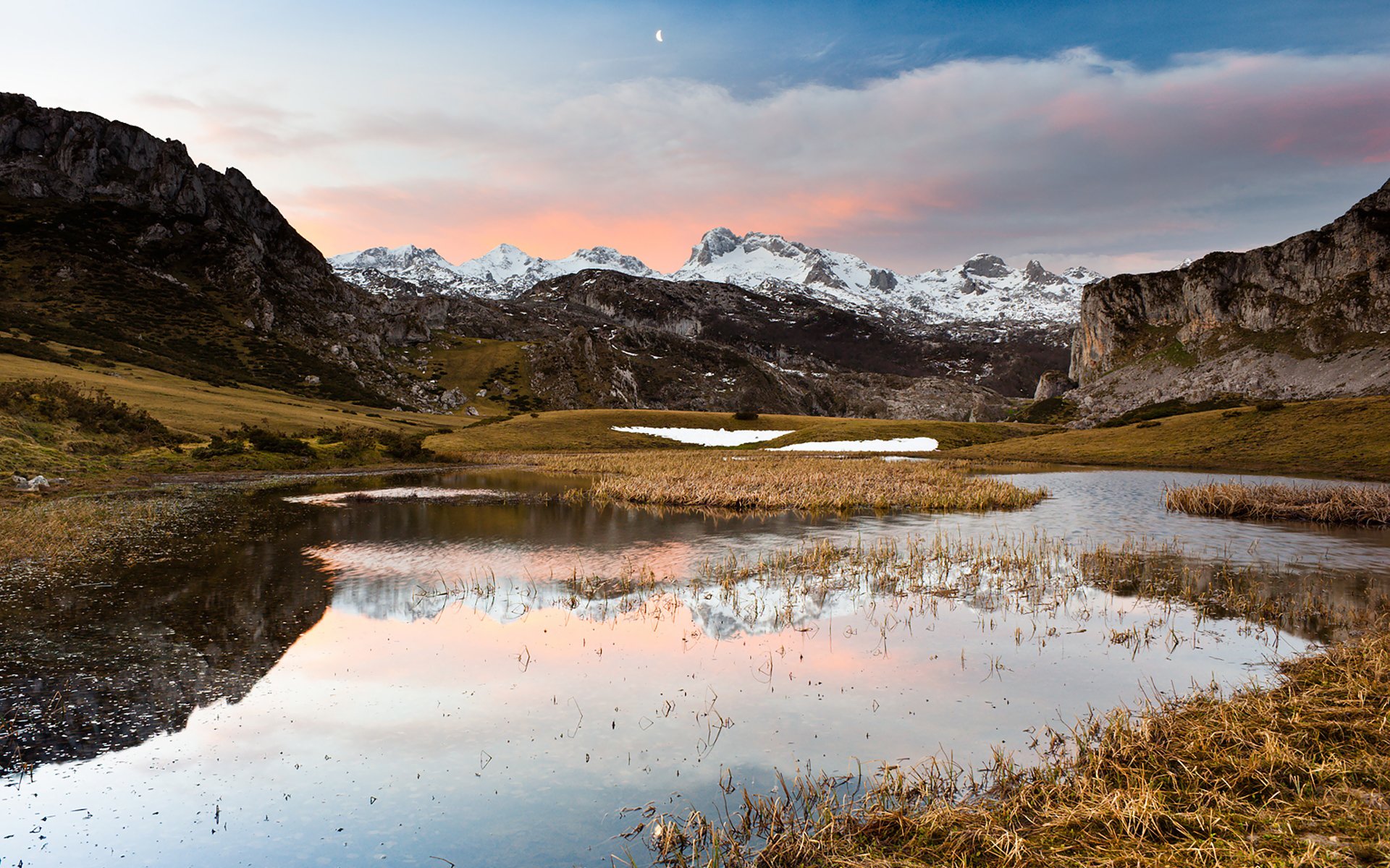 montagnes lac mois nuages ciel