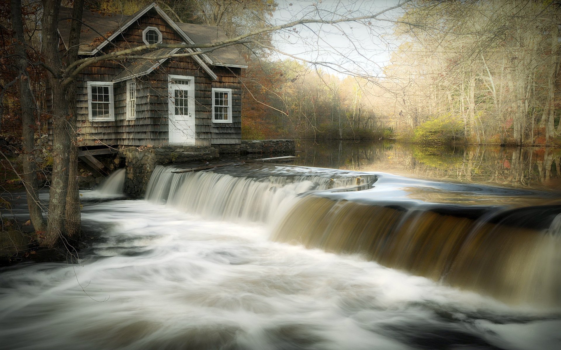 casa río cascada paisaje