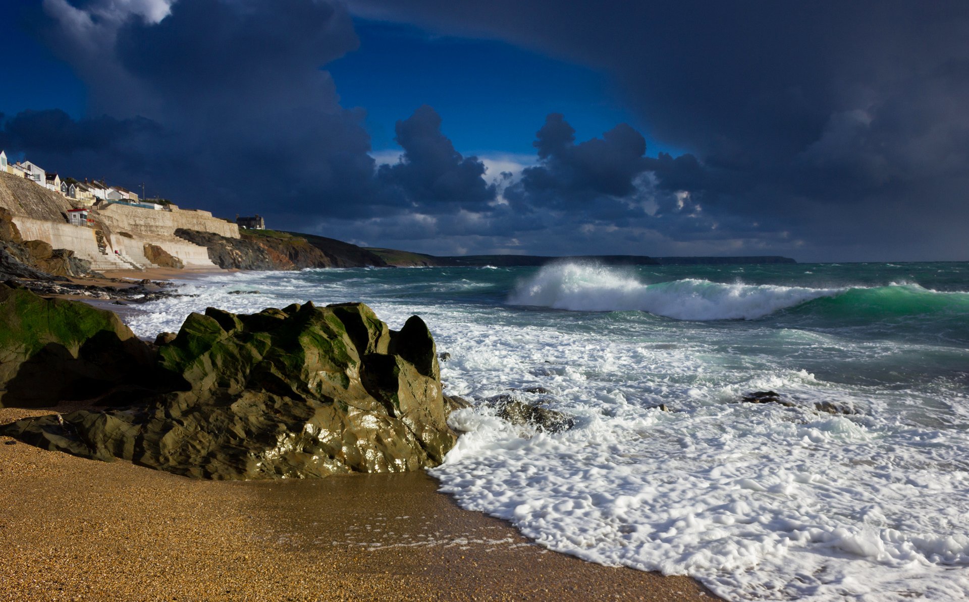 porthleven англия небо тучи шторм море камни скалы город дома