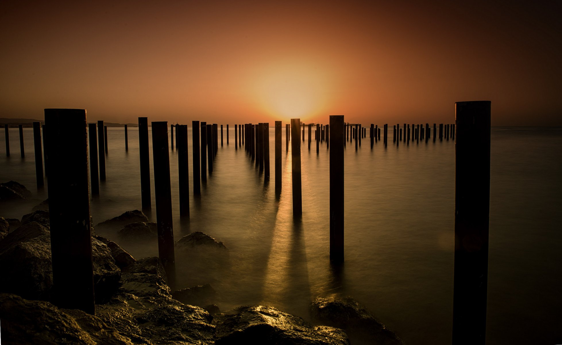 mer côte piliers coucher de soleil