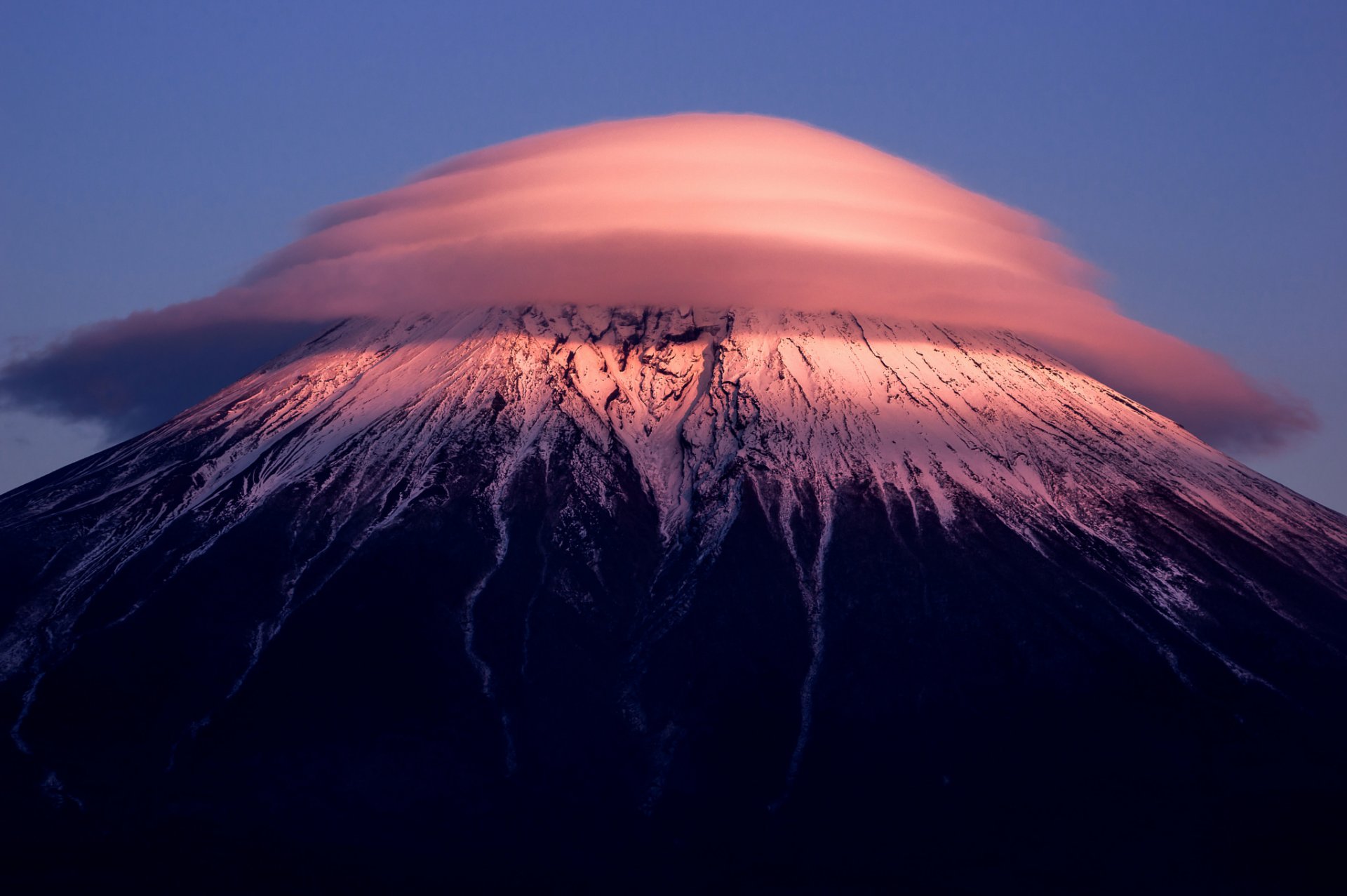 japonia fuji fujiyama góra mgła chmura wieczór błękitne niebo