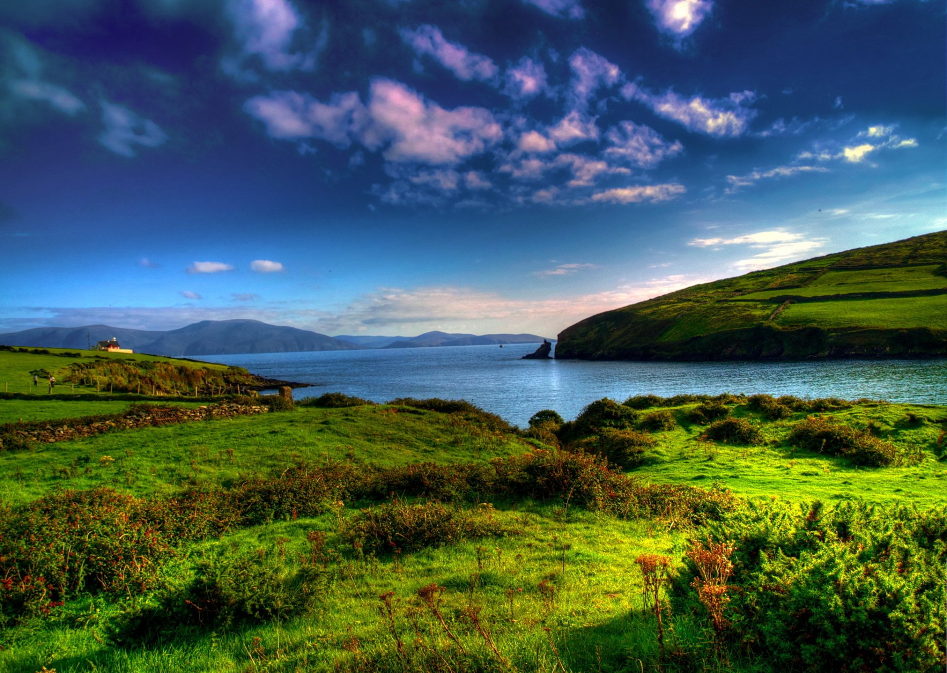 paysage ciel nature lac maison montagnes herbe pente