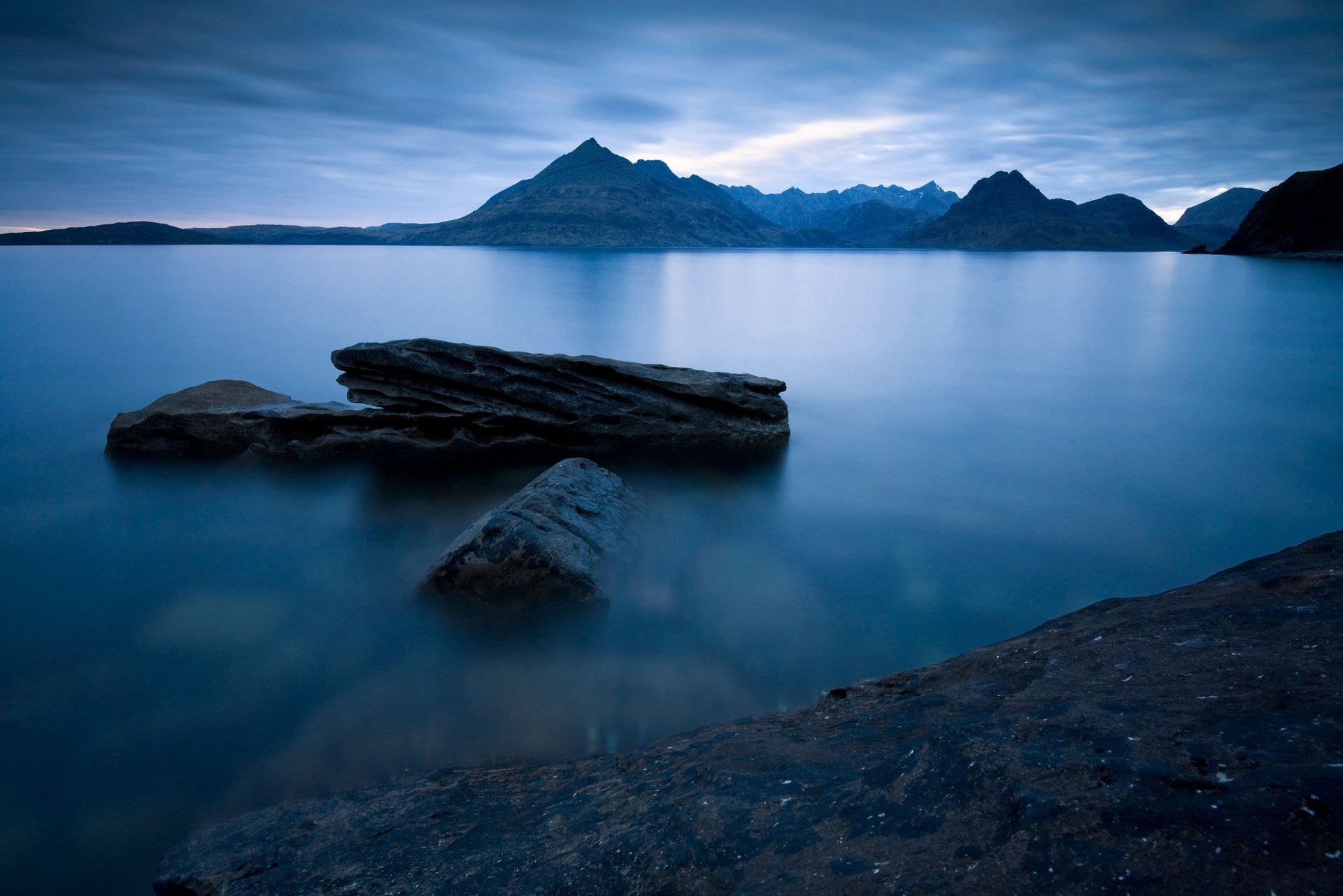 reino unido escocia montañas lago azul cielo noche azul