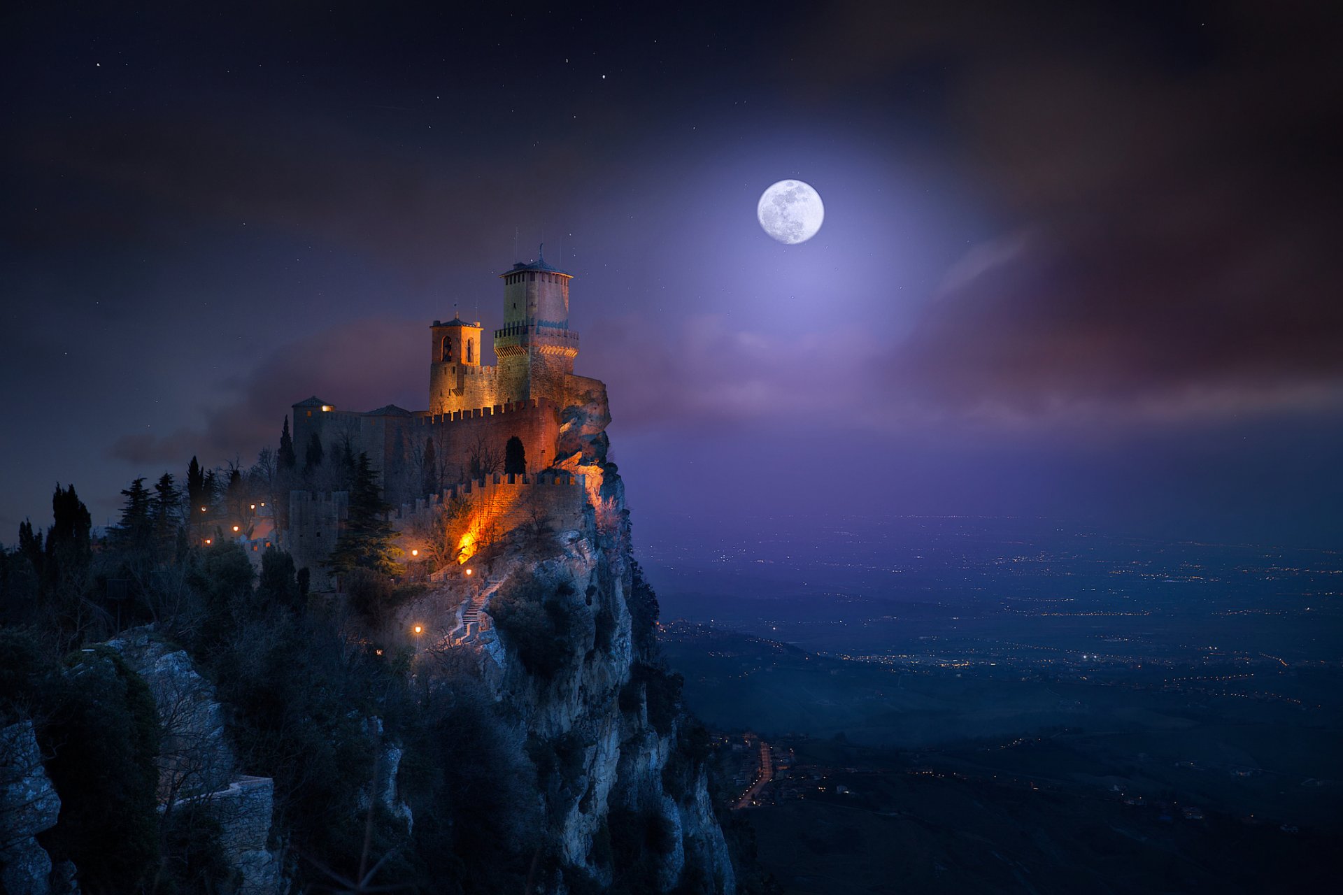 san marino monte titano fortezza torre guaita notte luce luna