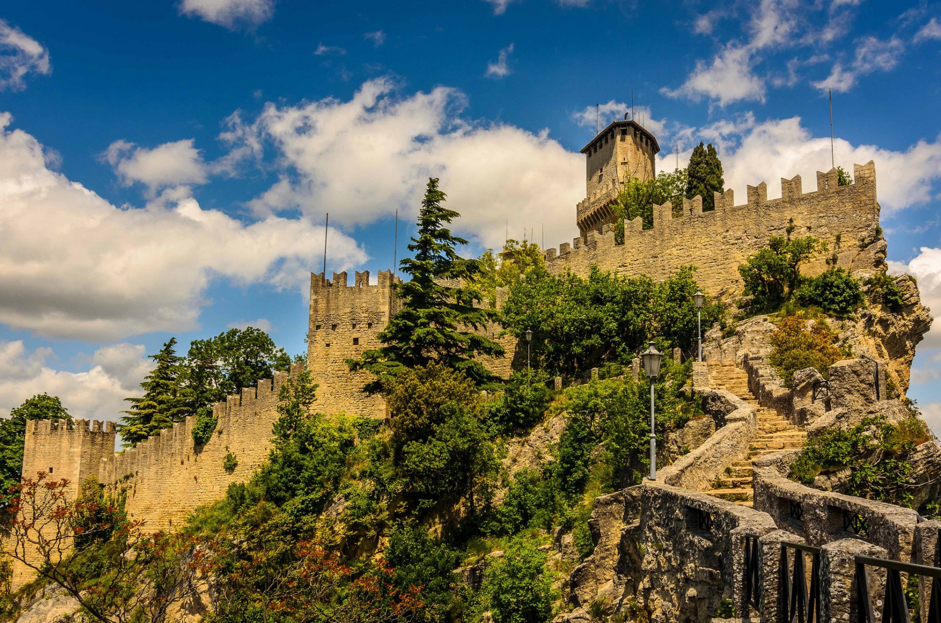 san marino niebo twierdza wieża drzewa enklawa chmury