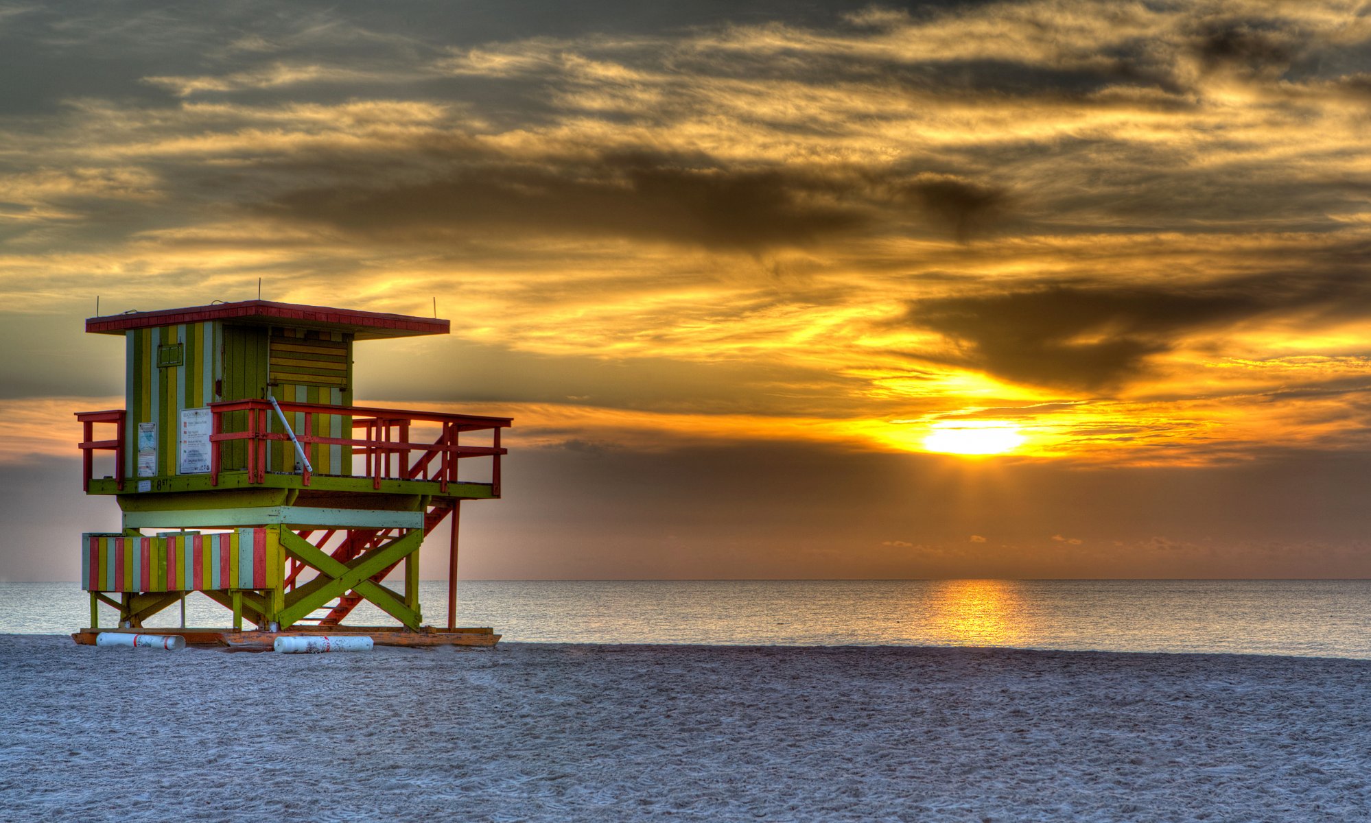 outh beach miami estados unidos tarde puesta de sol sol cielo nubes mar océano arena playa torre cabaña