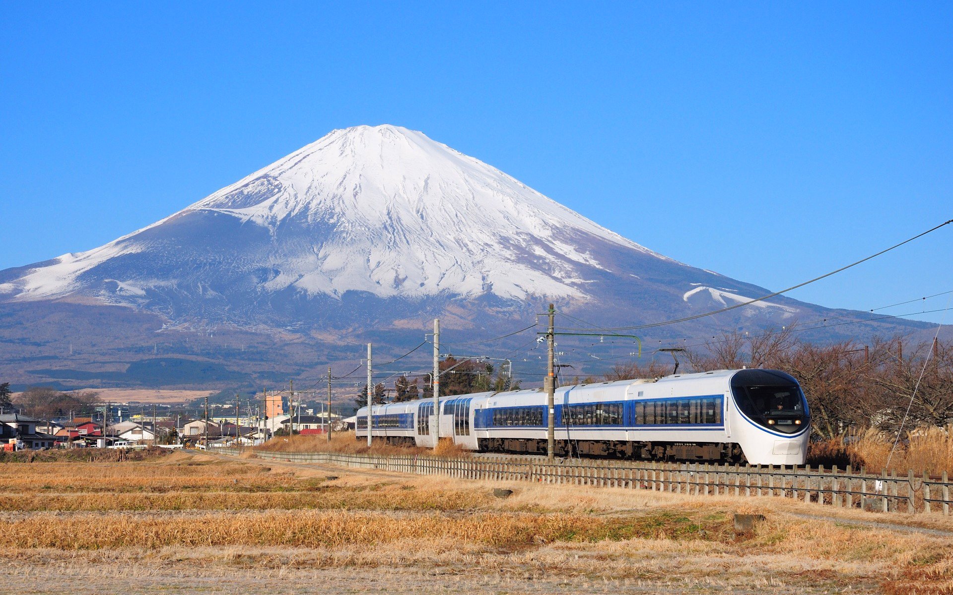 japonia fujiyama niebo góra pociąg domy miasto