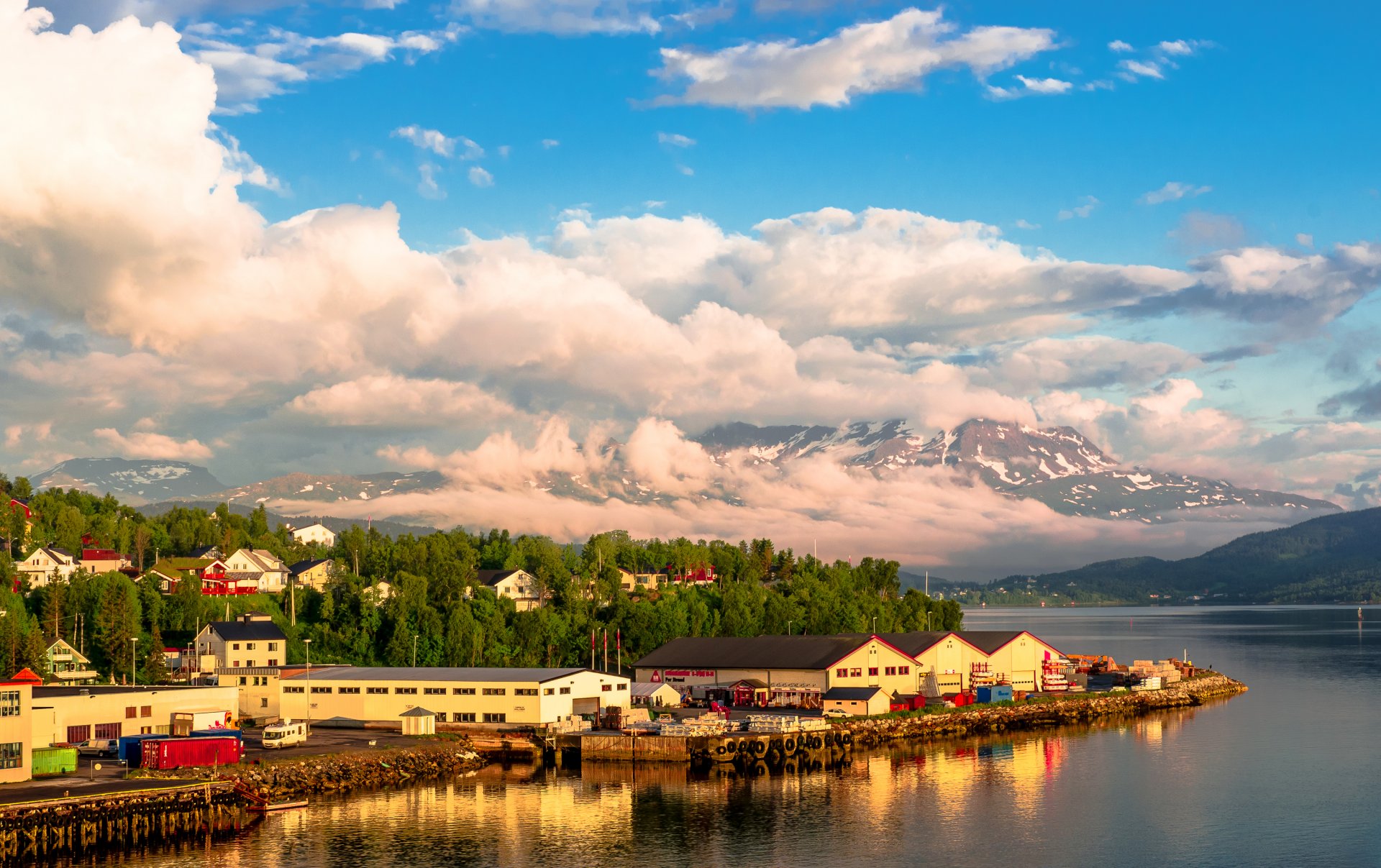 norvège montagnes maisons ciel nuages arbres baie mer