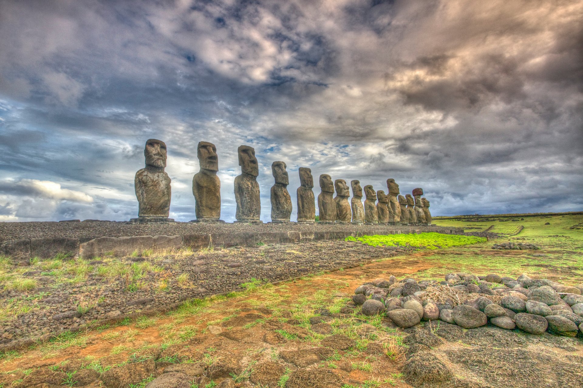 chile wyspa wielkanocna rapa nui moai statua niebo chmury