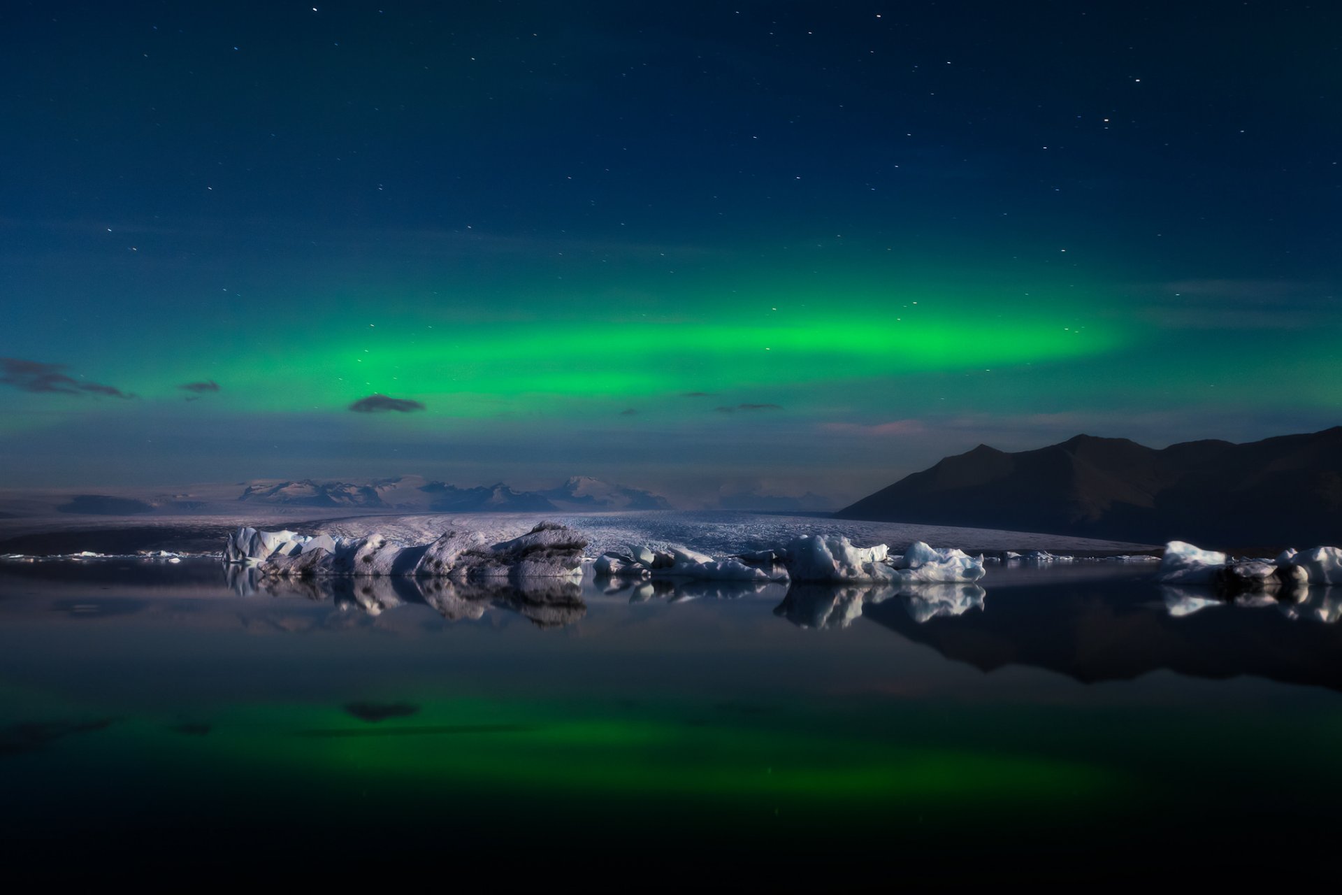 islande lagune glaciaire de jökylsaurlön aurores boréales