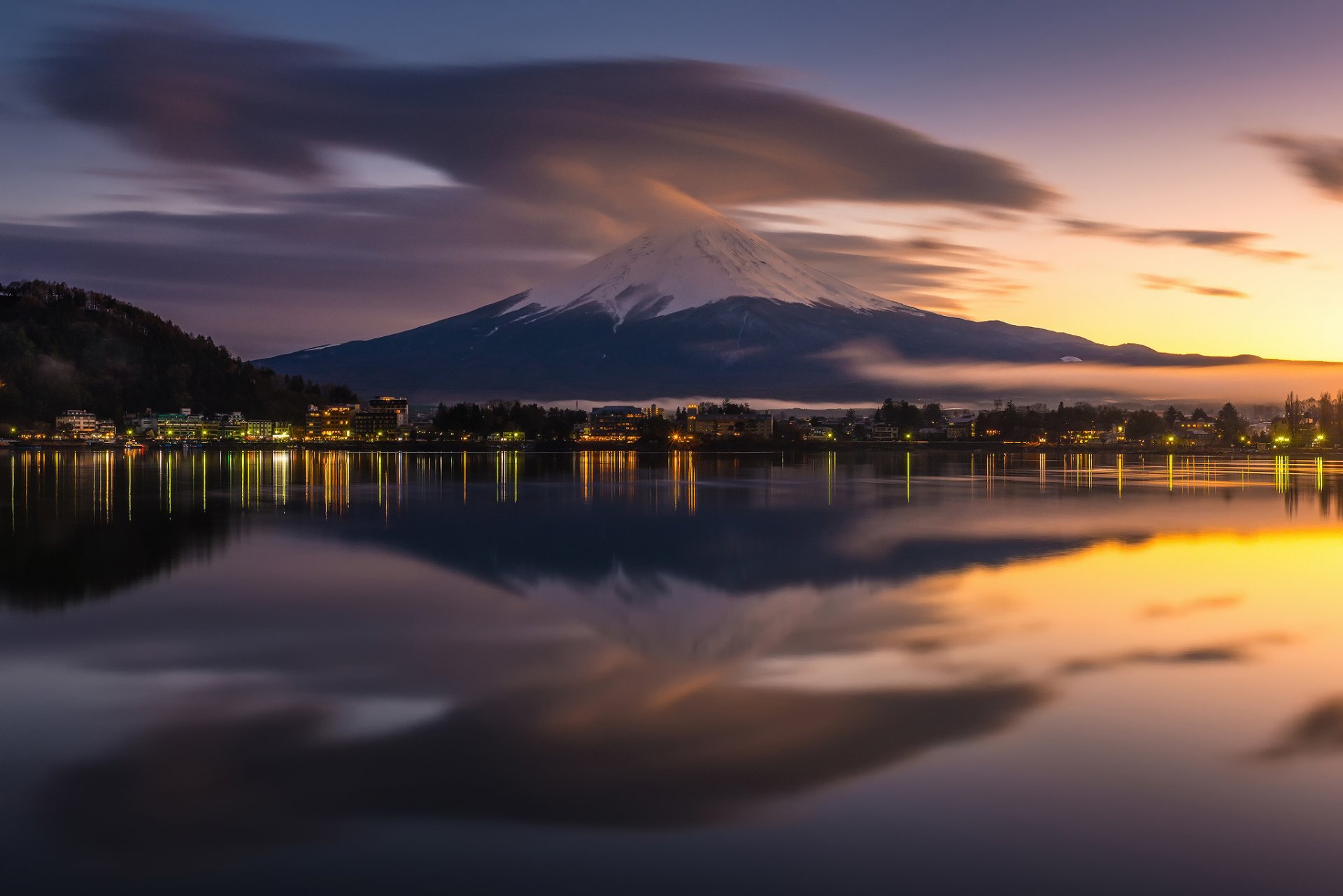 japonia wyspa honsiu stratowulkan góra fujiyama 富士山 wieczór miasto światła odbicia