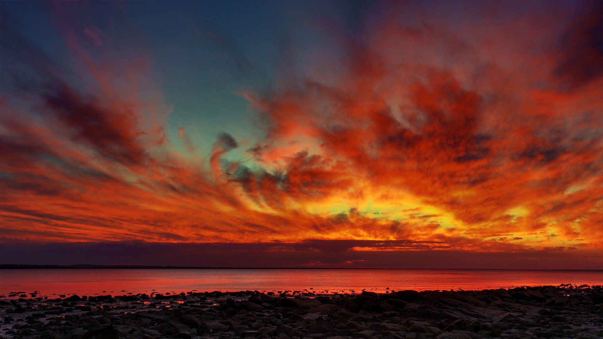 ciel nuages coucher de soleil lueur mer côte pierres