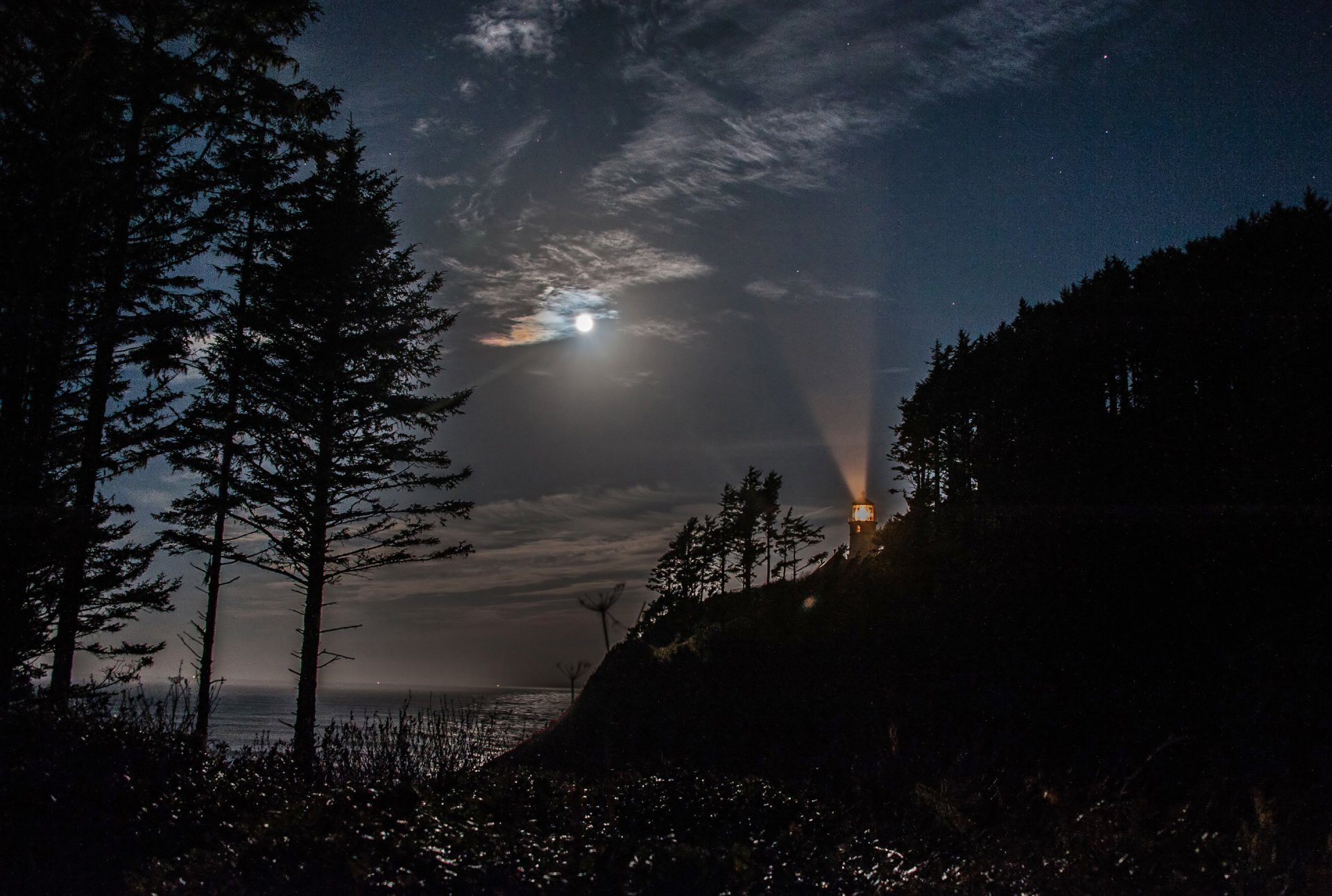 noche cielo nubes luna roca árboles mar faro