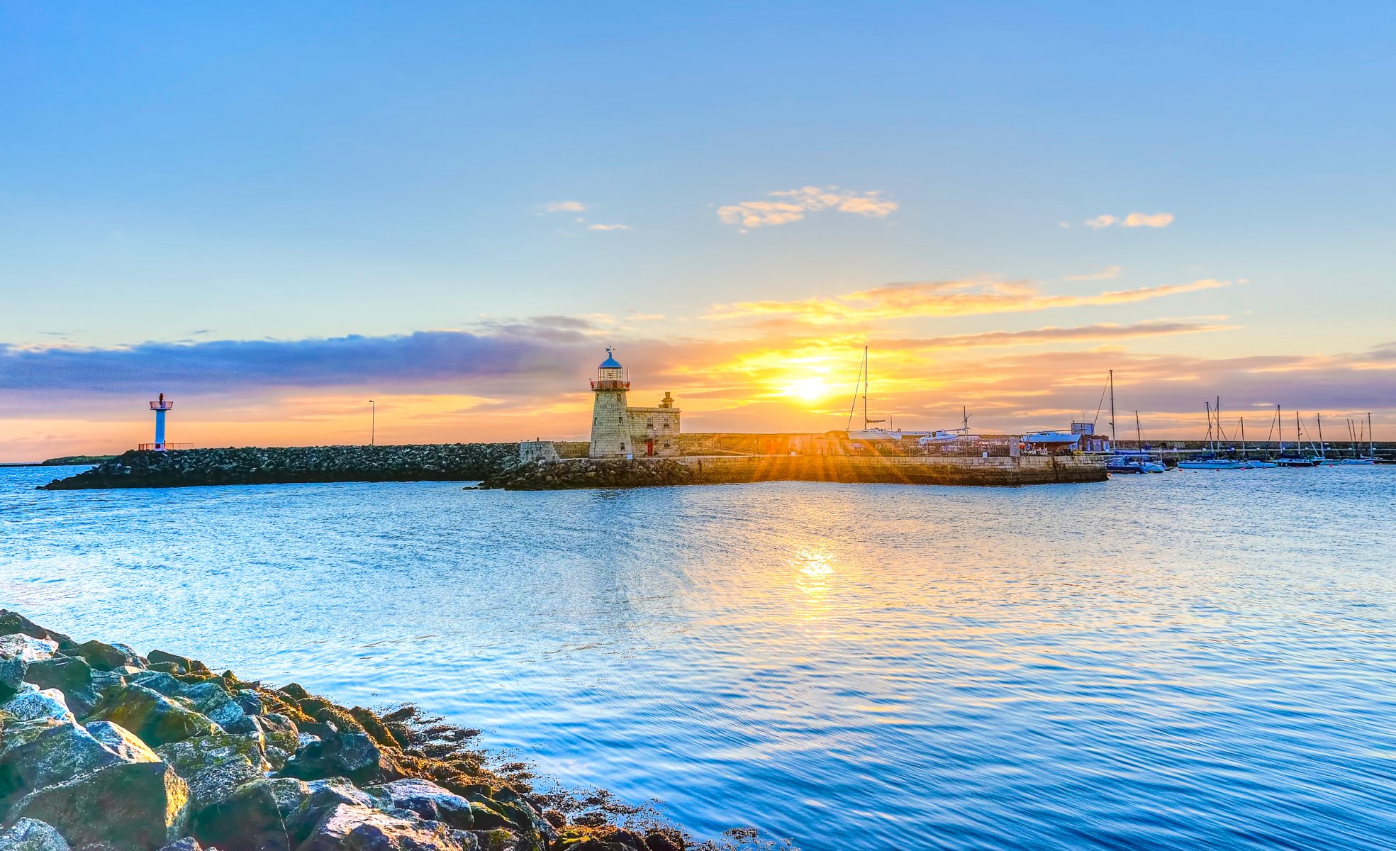 dublin irland himmel sonne strahlen sonnenuntergang leuchtturm meer wolken steine maulwurf pier