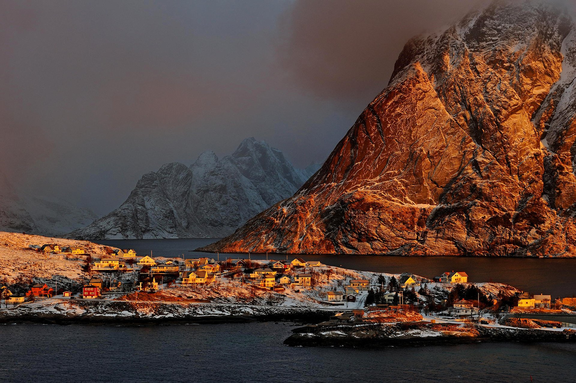 norwegia góry mgła fiord morze domy