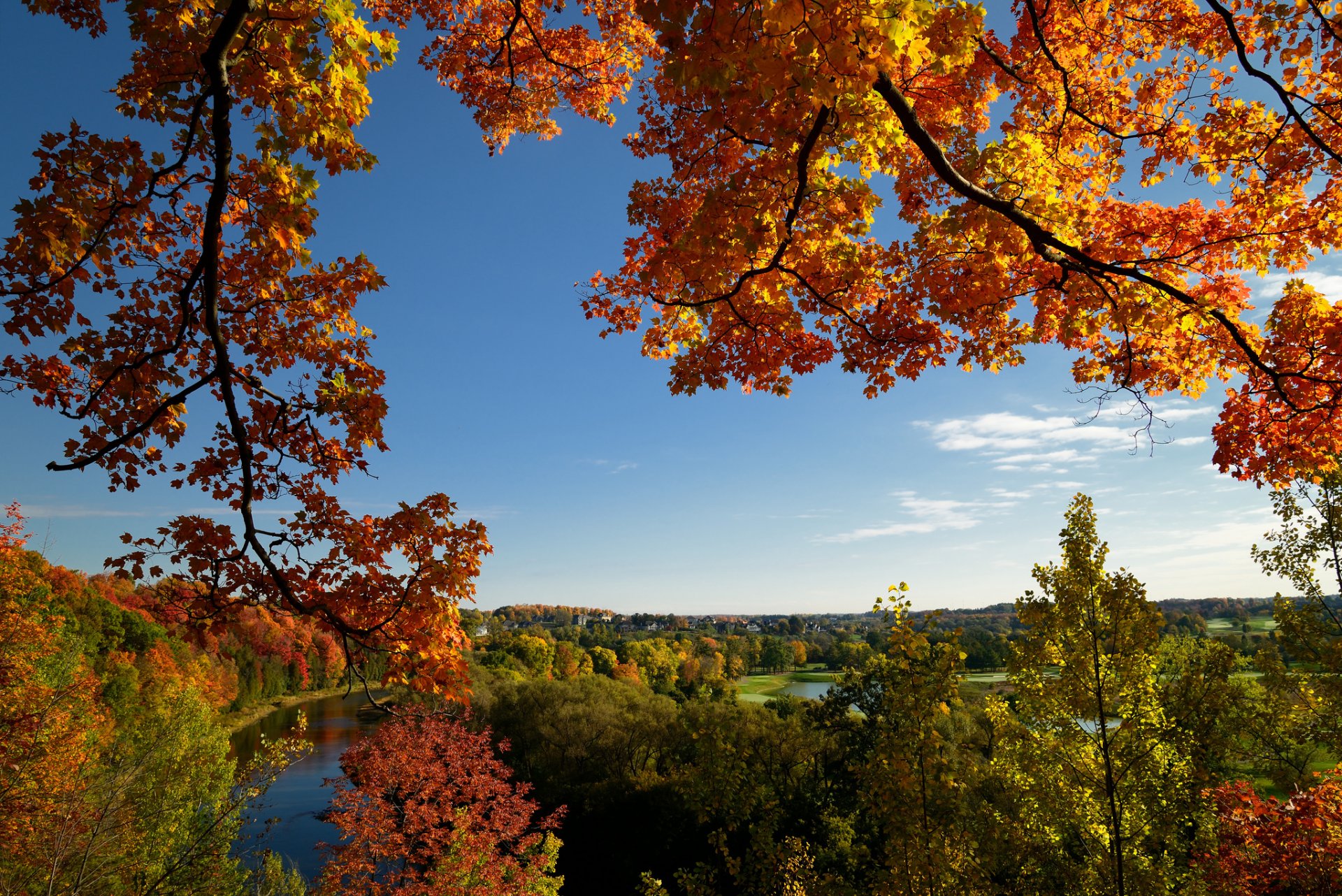 ciel collines rivière lac maisons arbres automne