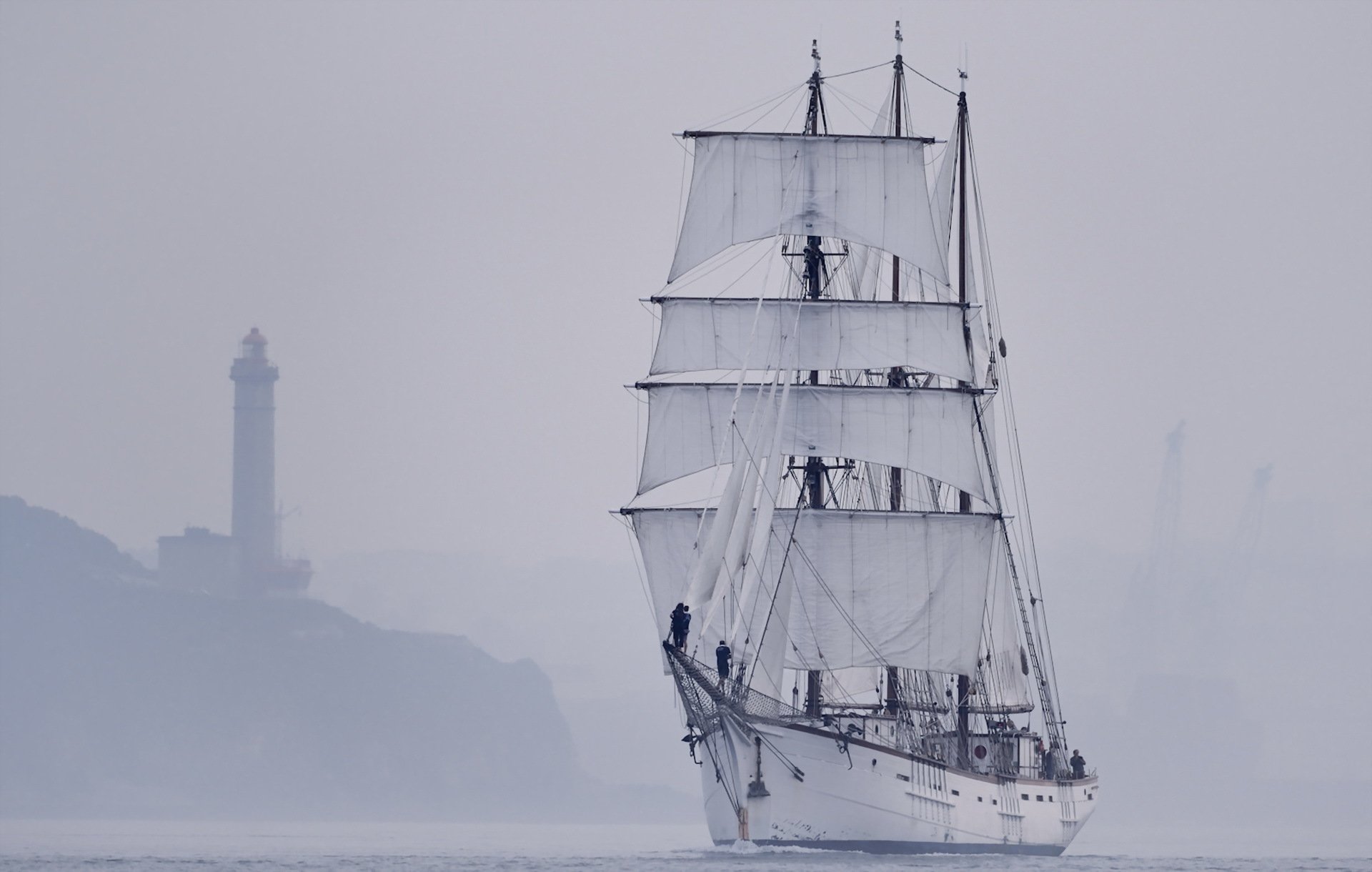 segelboot leuchtturm nebel meer landschaft