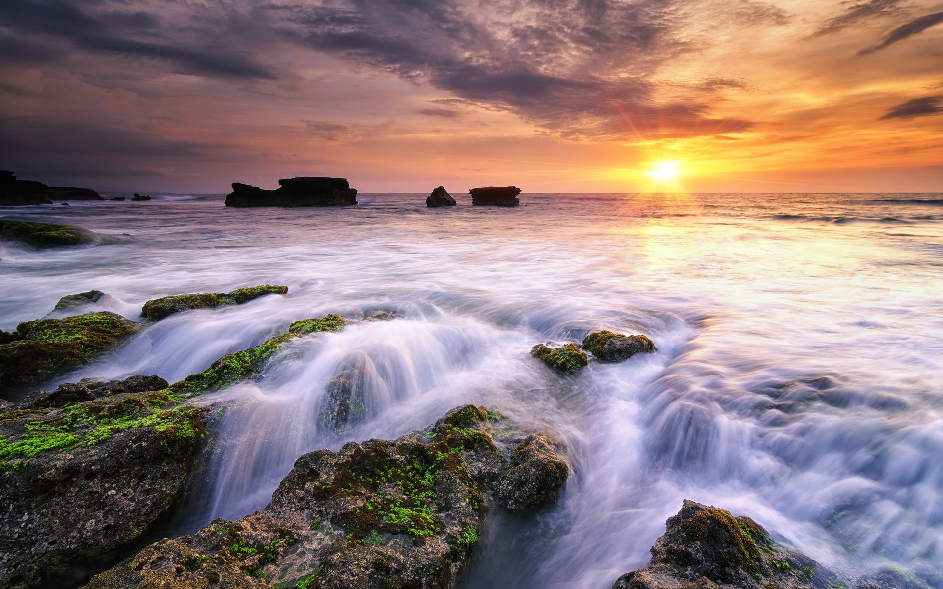 minuto a la puesta del sol melasti beach bali indonesia