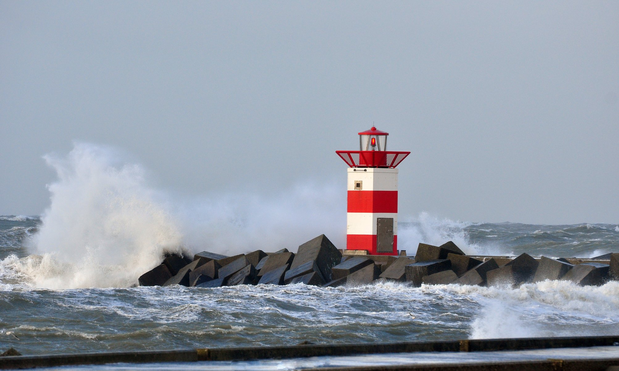 mar del norte tormenta guadaña faro scheveningen países bajos