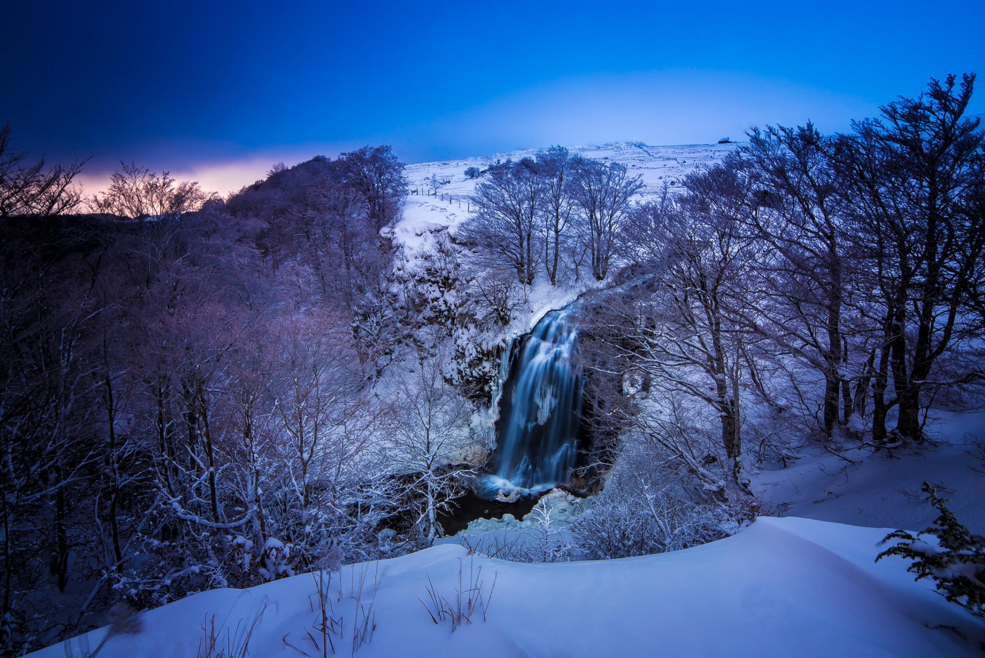 frankreich auvergne winter schnee berge fluss wasserfall bäume natur landschaft blau farbe