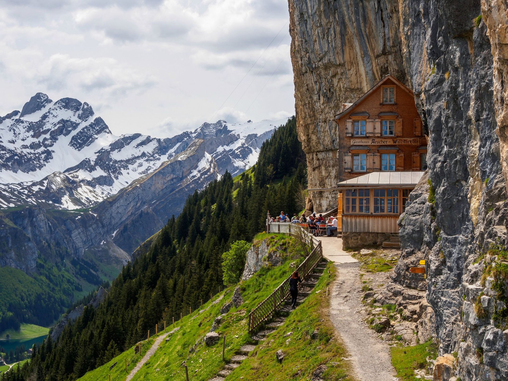 himmel berge felsen straße café menschen