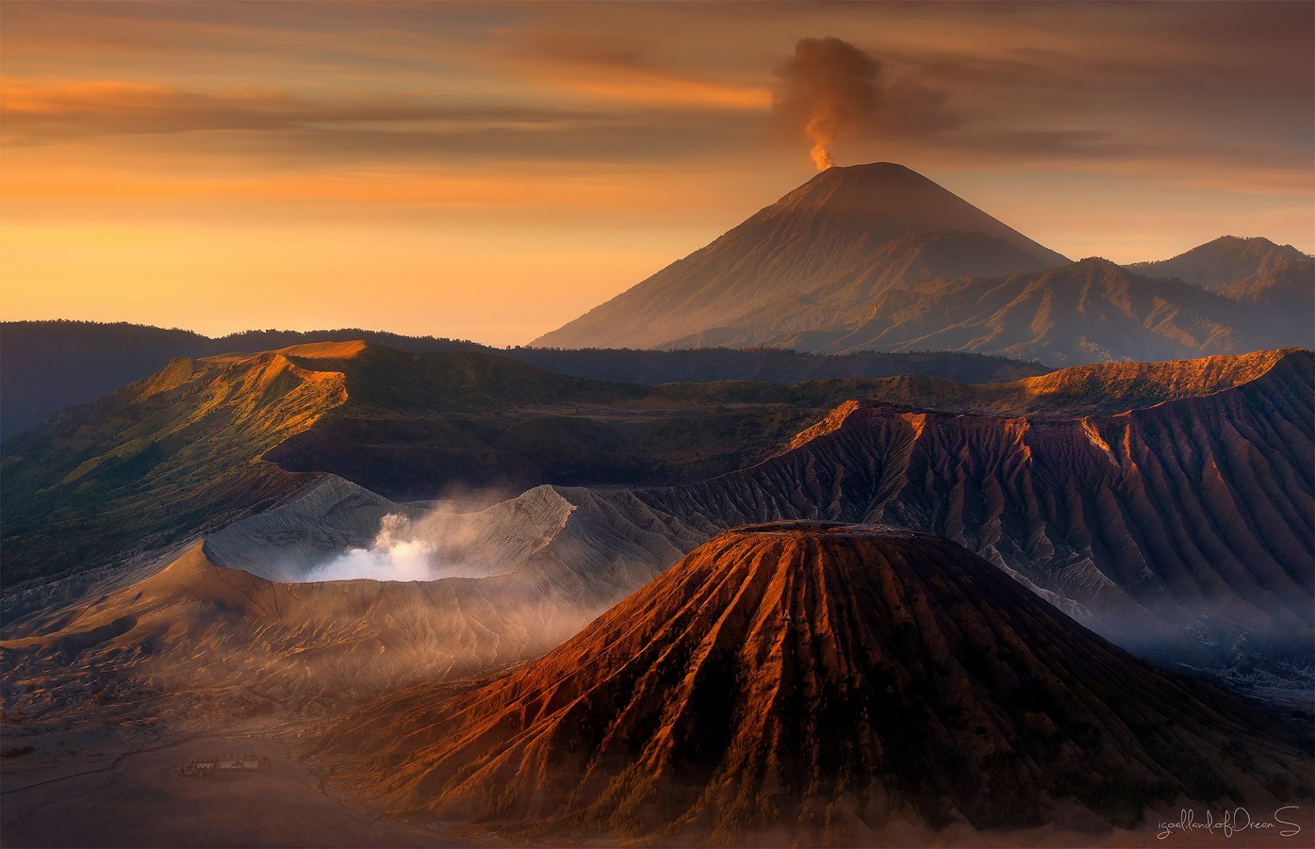 indonezja jawa kompleks wulkaniczny-kaldery tengger tengger aktywny wulkan bromo chmury niebo zachód słońca