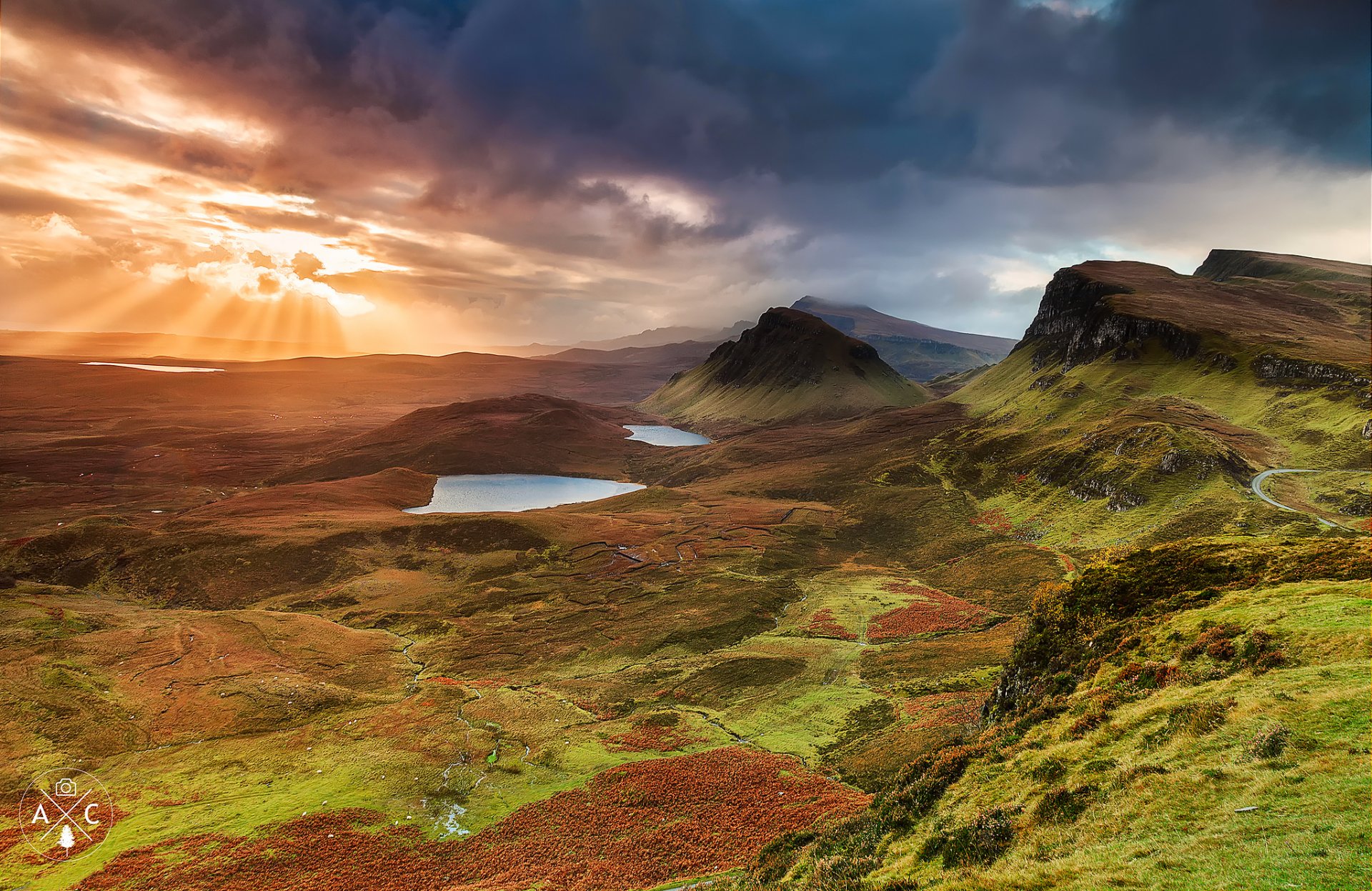 scozia isola di skye regione delle highland colline montagne valle sera cielo nuvole sole raggi luce