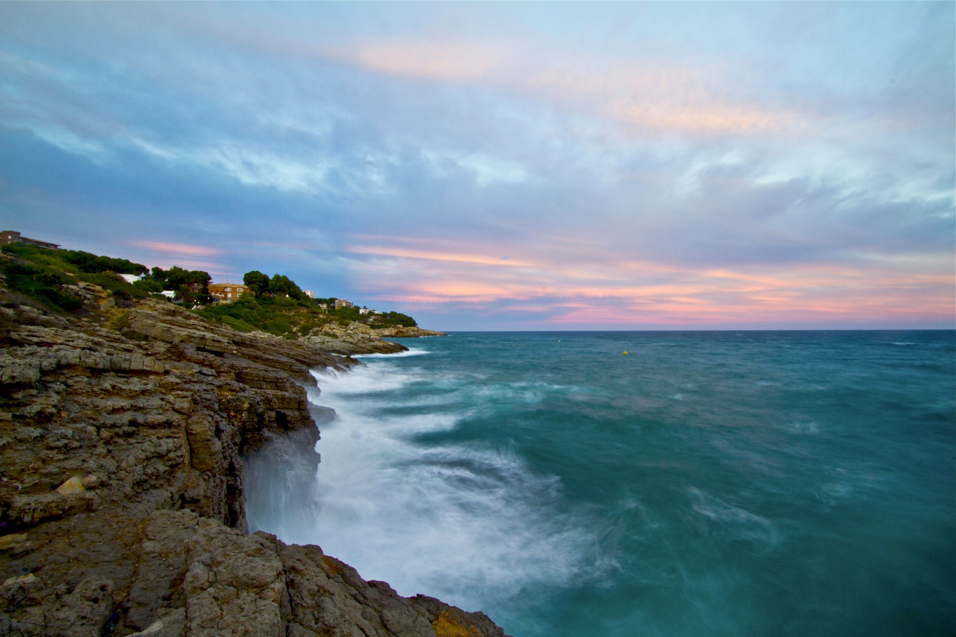 mer vagues côte rochers ciel nuages bleu-rose