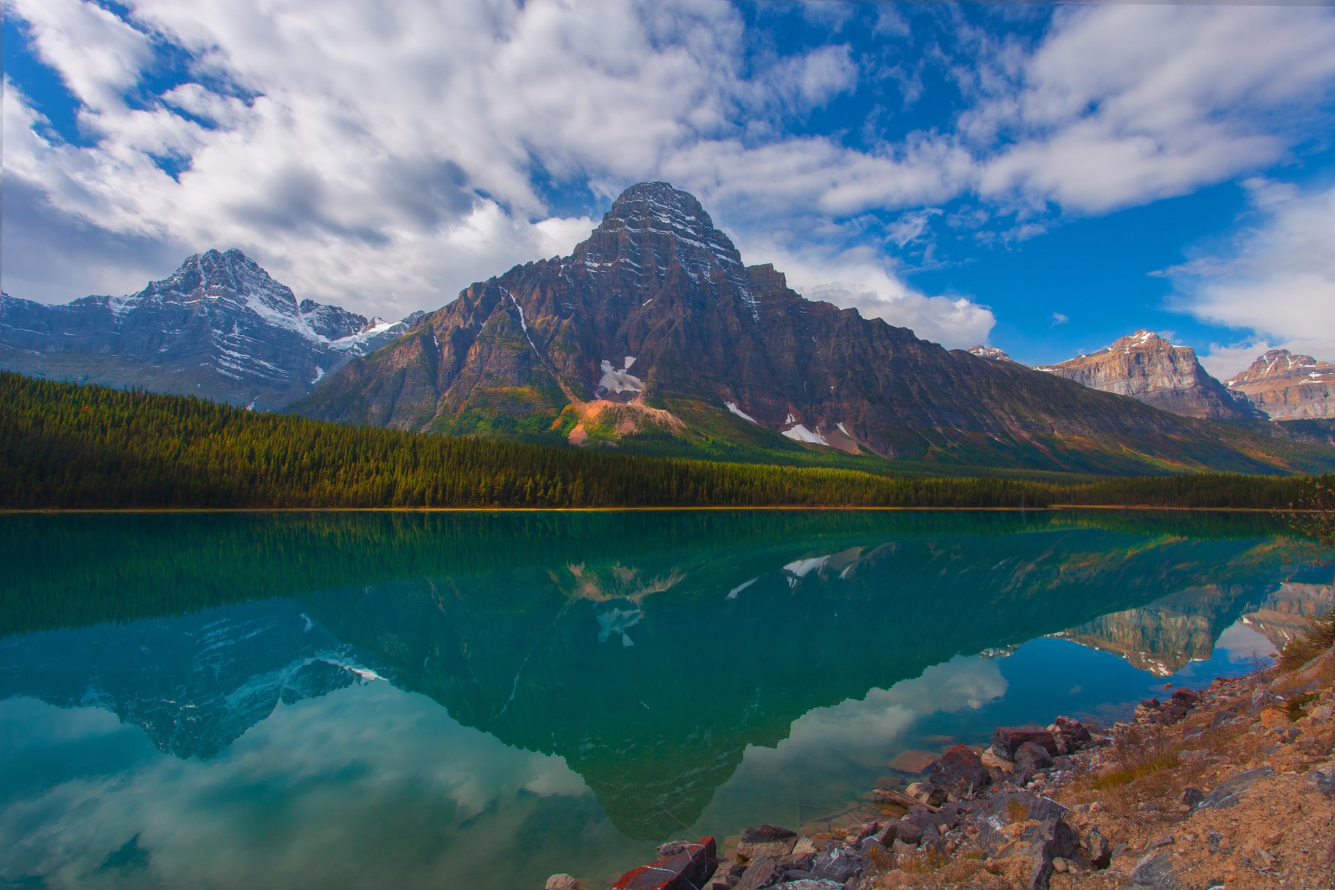 alberta canada ciel montagnes forêt arbres réflexion pierres