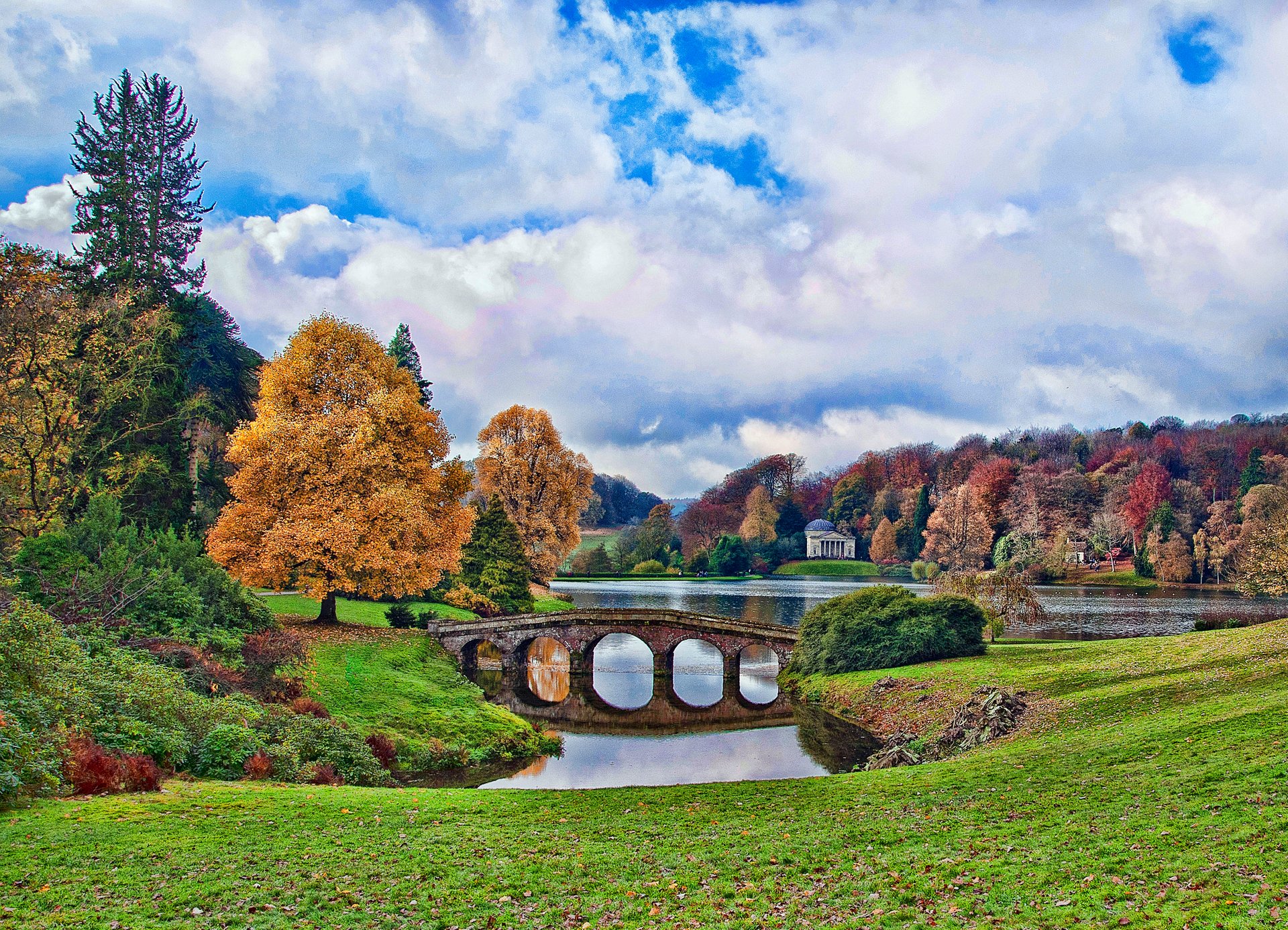 stauerhead inghilterra cielo nuvole parco alberi ponte stagno gazebo autunno