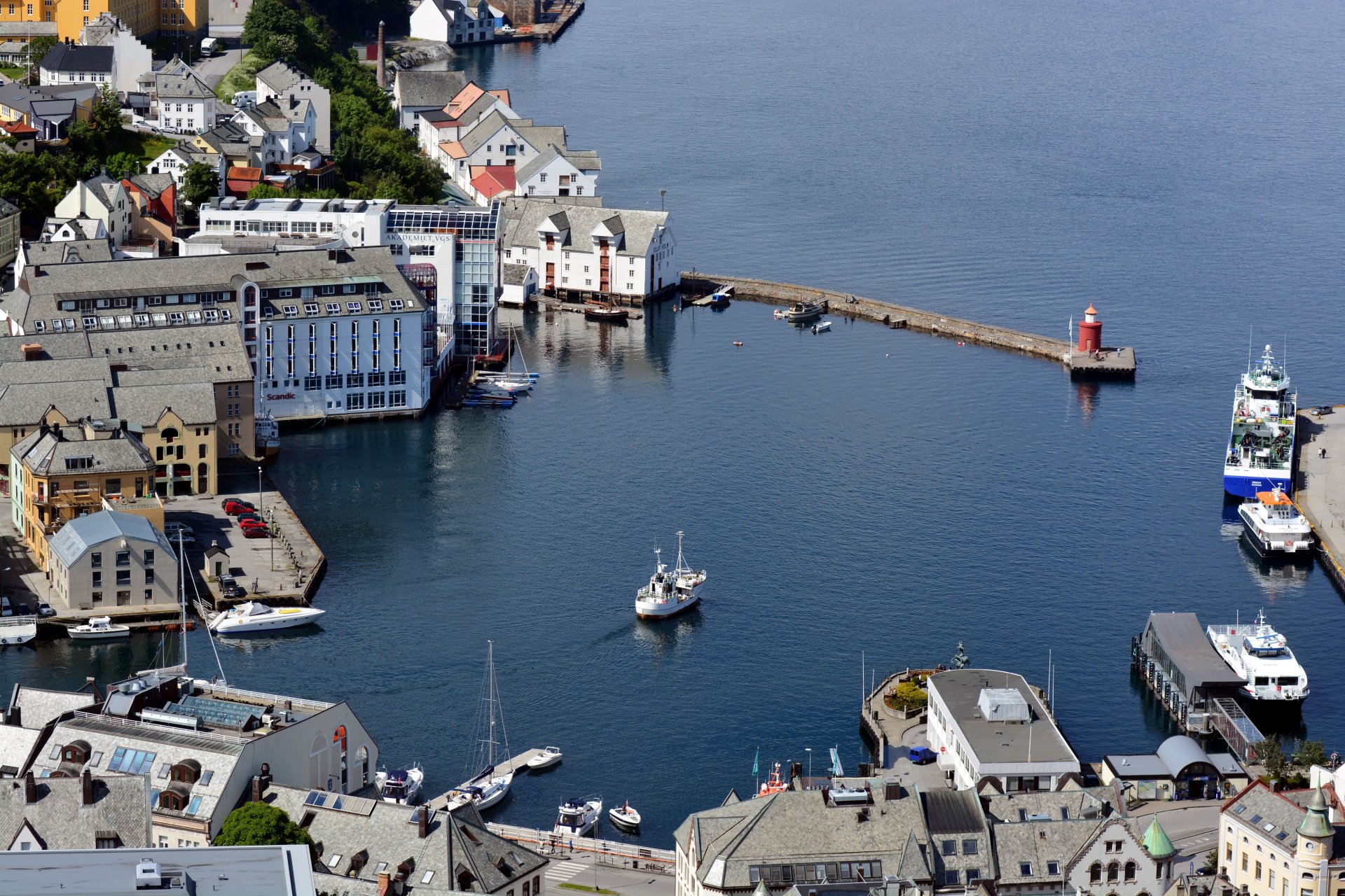 ålesund norvegia città portuale ormeggi faro barche yacht case edifici