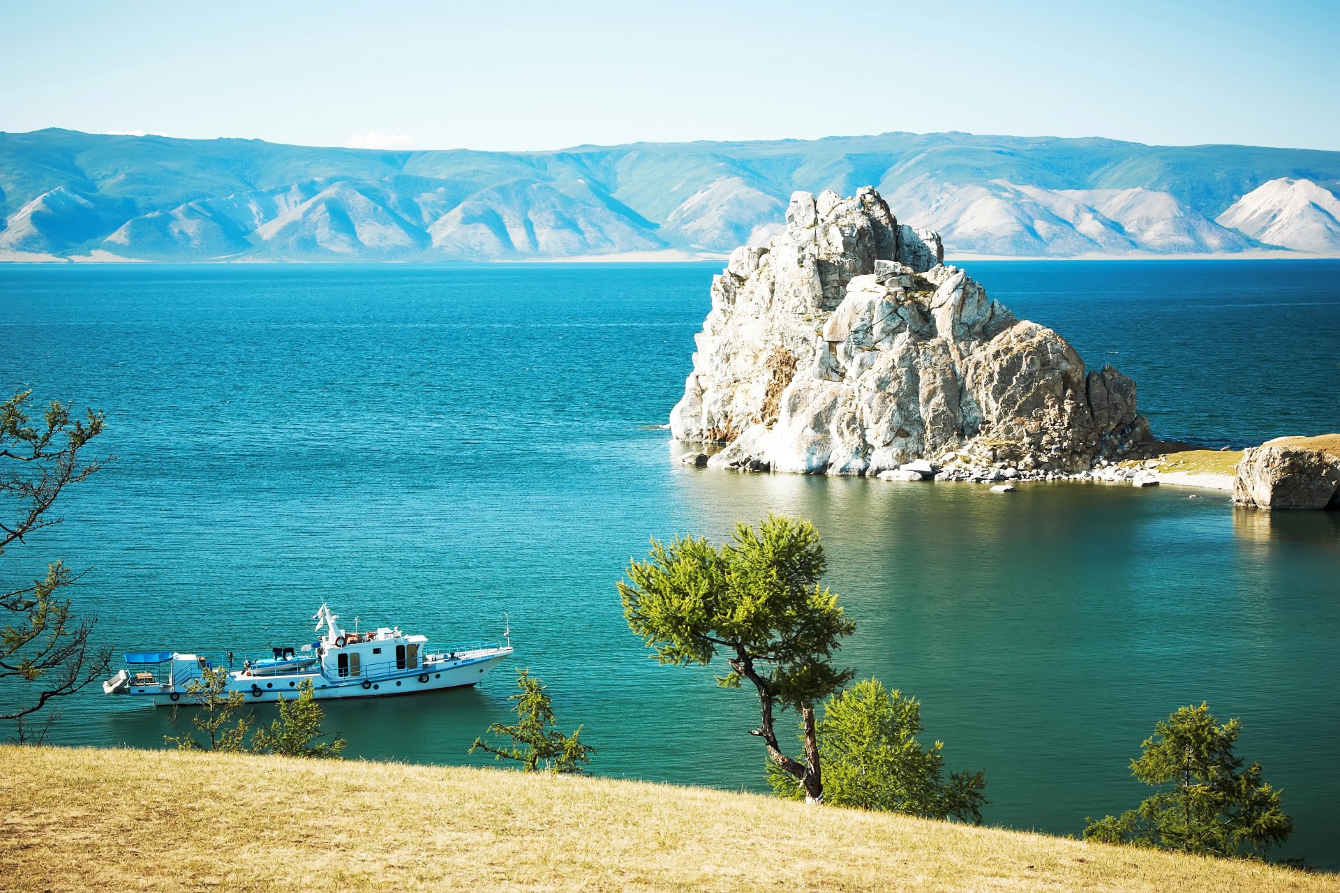 rusia lago baikal costa roca roca barco