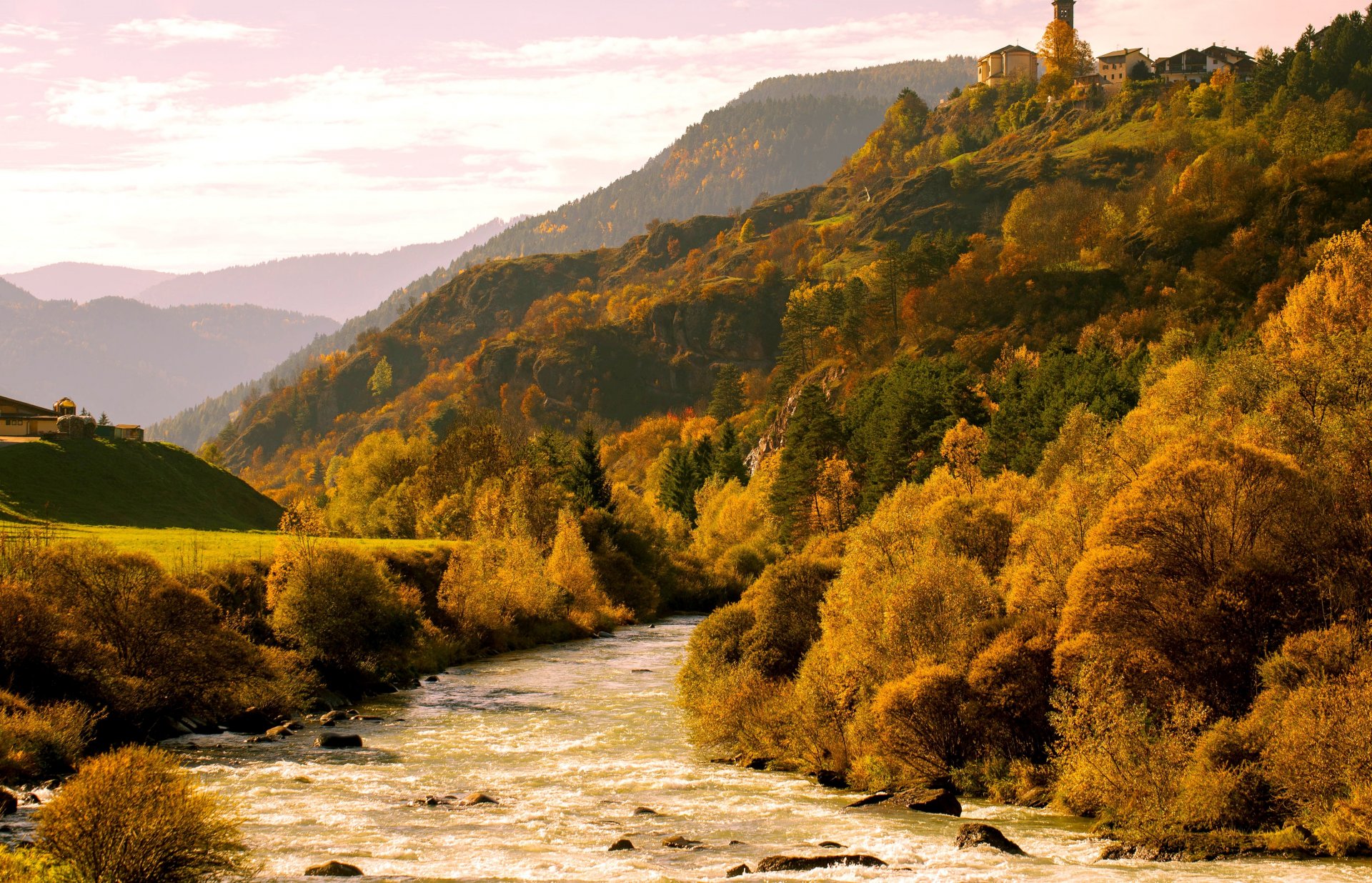 jesień rzeka brzegi góry drzewa alpy val di fiemme włochy