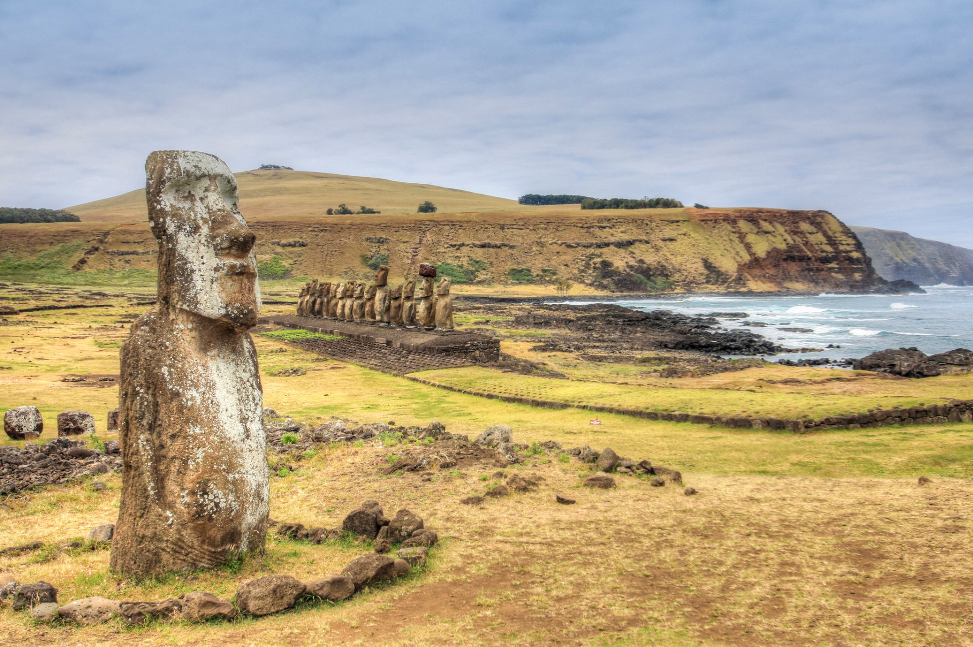 chili île de pâques rapa nui moai statue ciel rochers mer