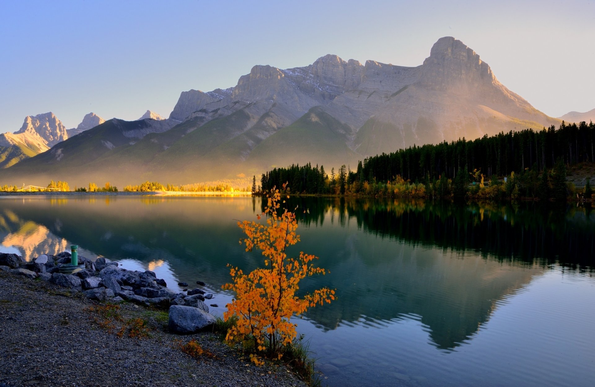 canada canmore grassy lago lago montagna foresta alberi mattina foschia