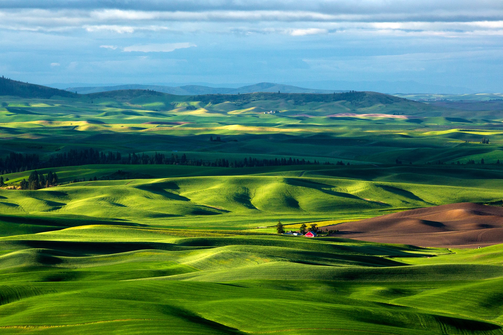 italie ciel montagnes collines champs herbe arbres maison