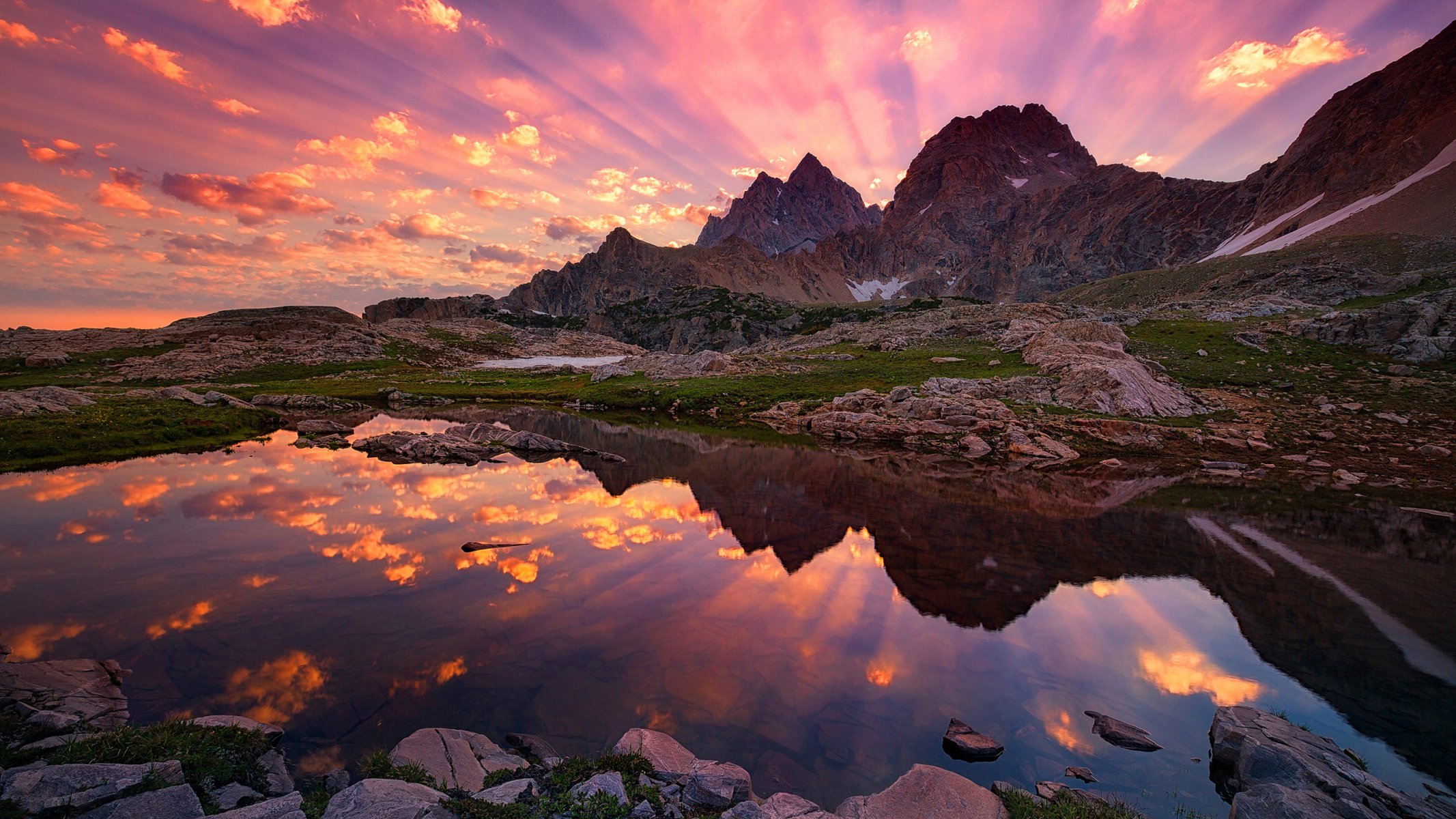 cielo puesta de sol rayos montañas lago