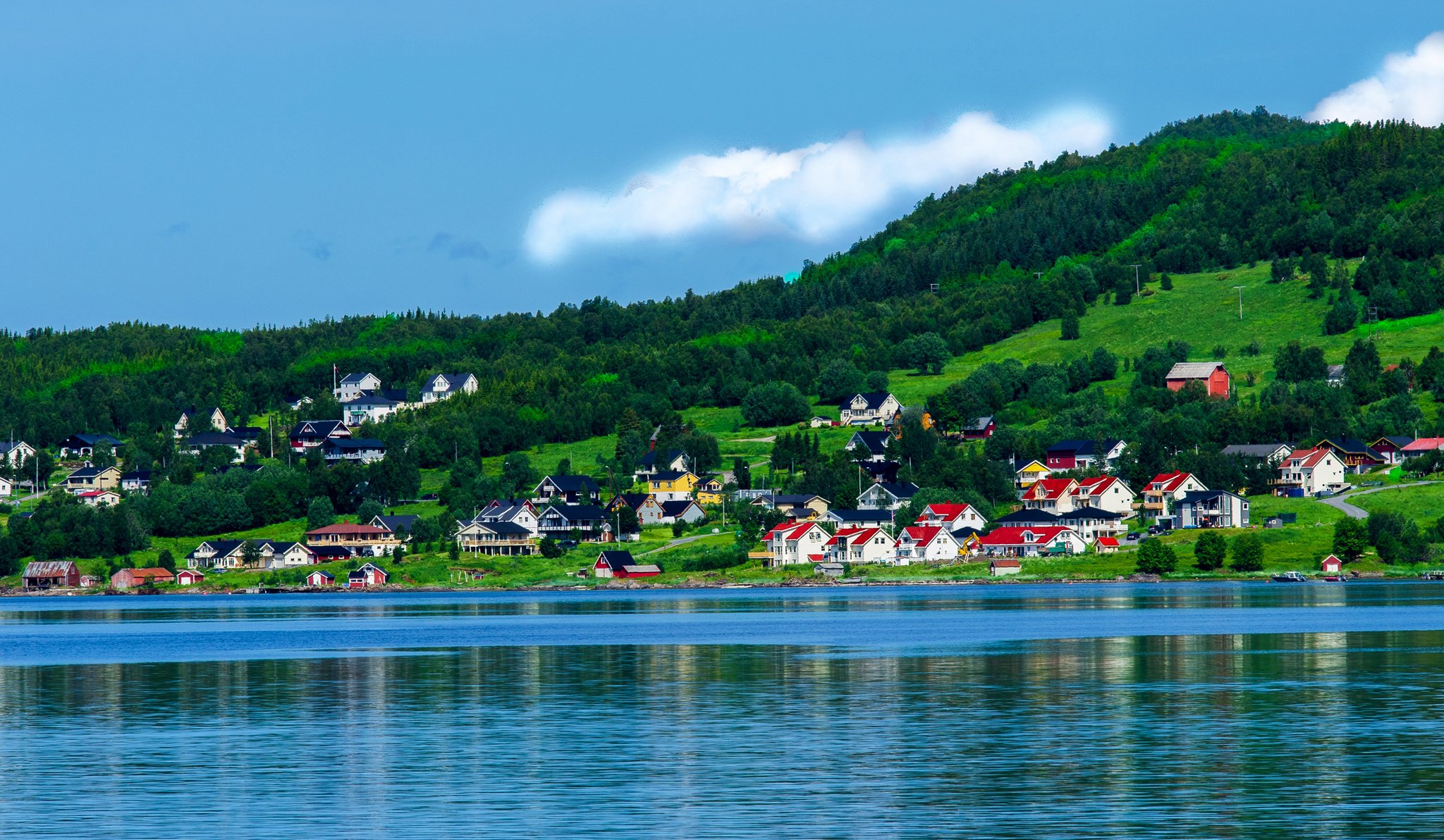 norwegen bucht häuser himmel wolken bäume berge hügel