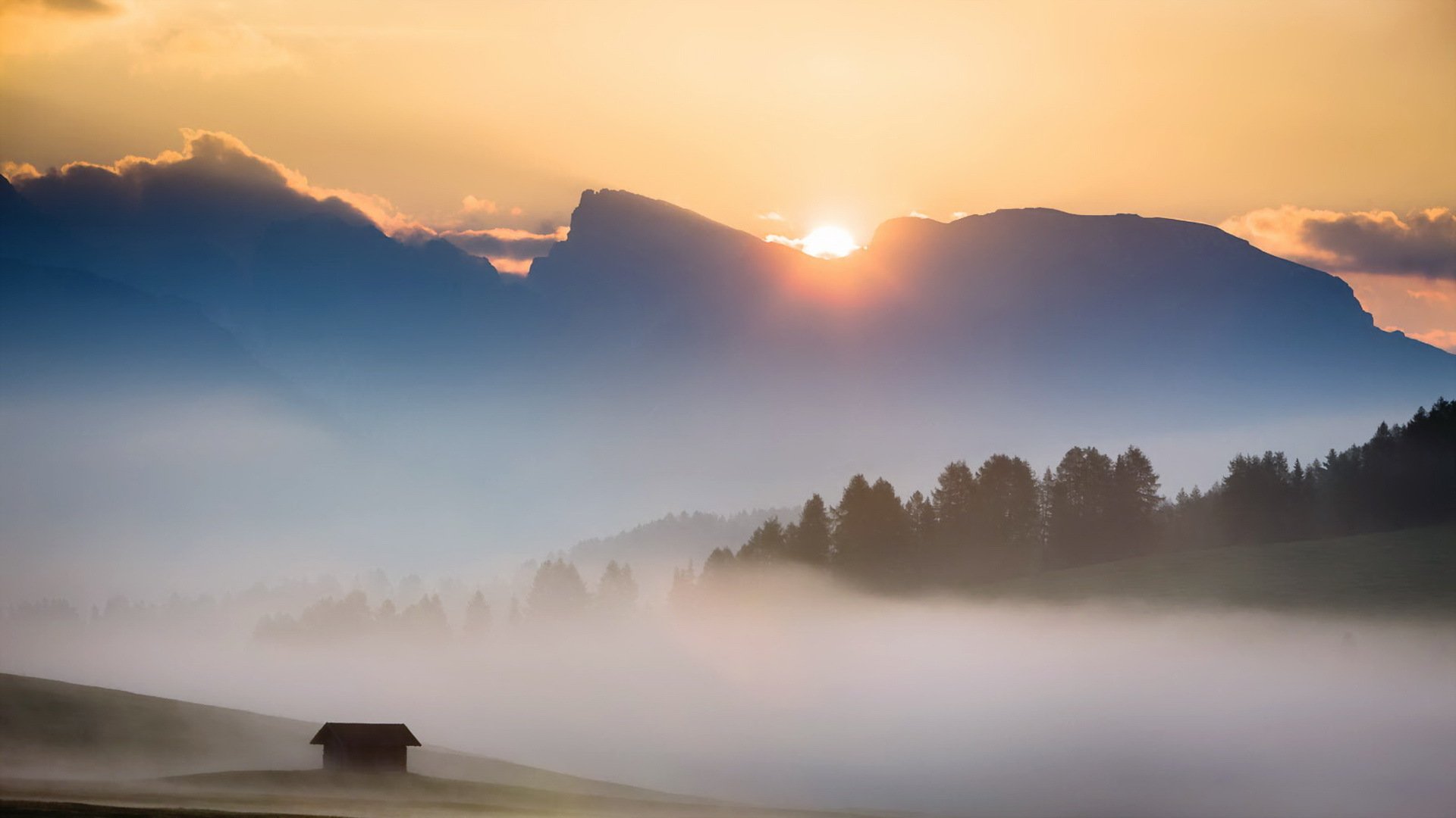 montañas campo niebla mañana paisaje alpe di siussi dolomitas italia