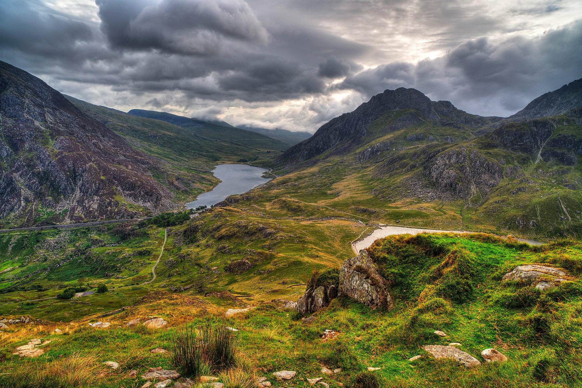 snowdonia wielka brytania las drzewa góry jezioro niebo chmury chmury skały trawa natura