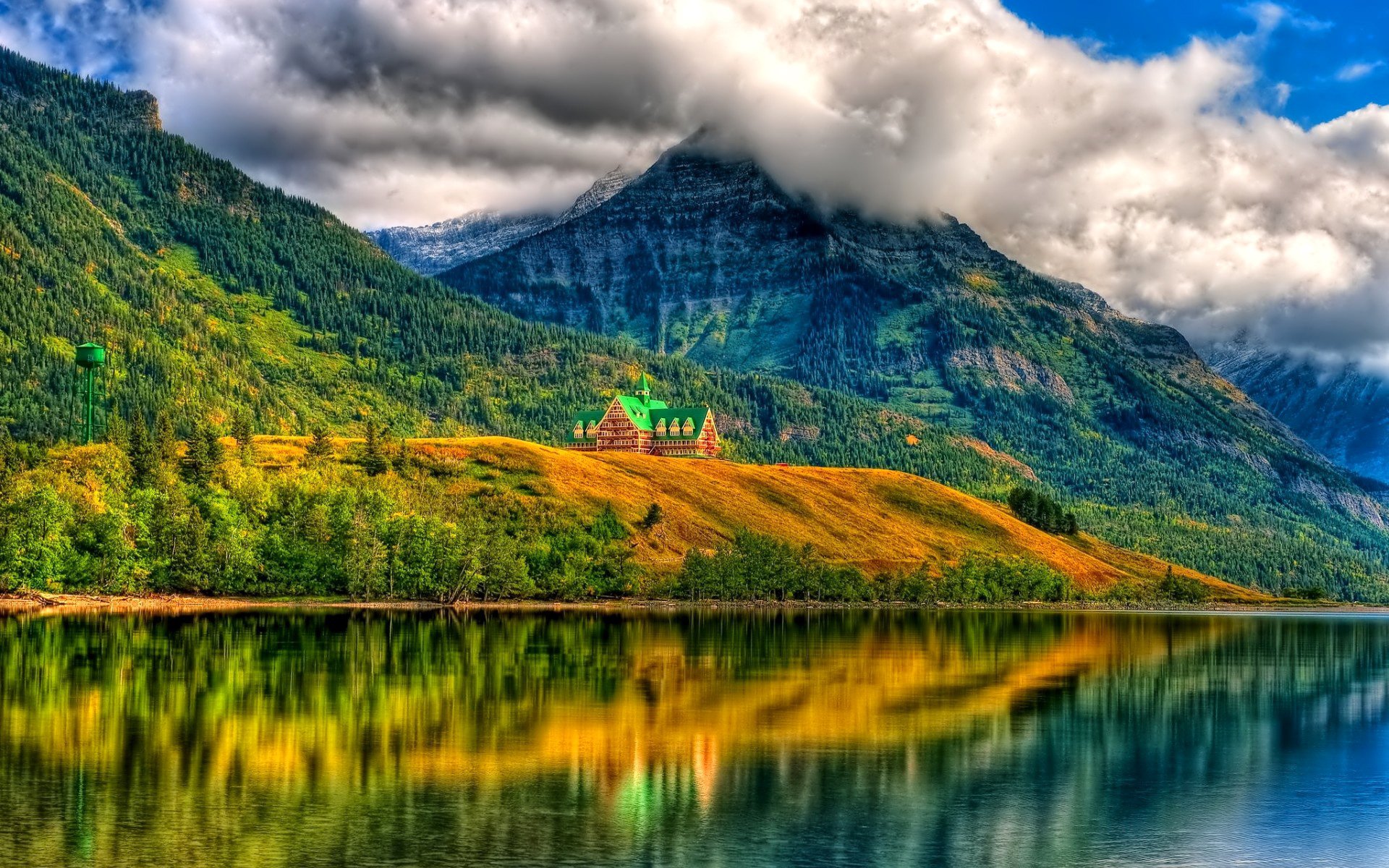 ciel nuages montagnes lac maison pente forêt arbres réflexion