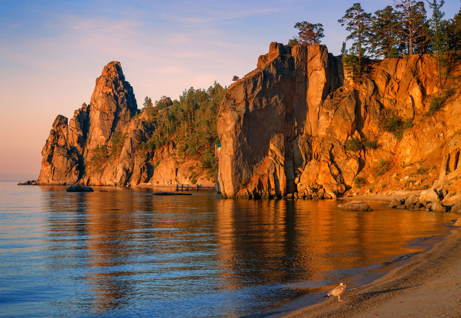 russland see baikalsee felsen bäume ufer liegeplatz vogel sonnenuntergang